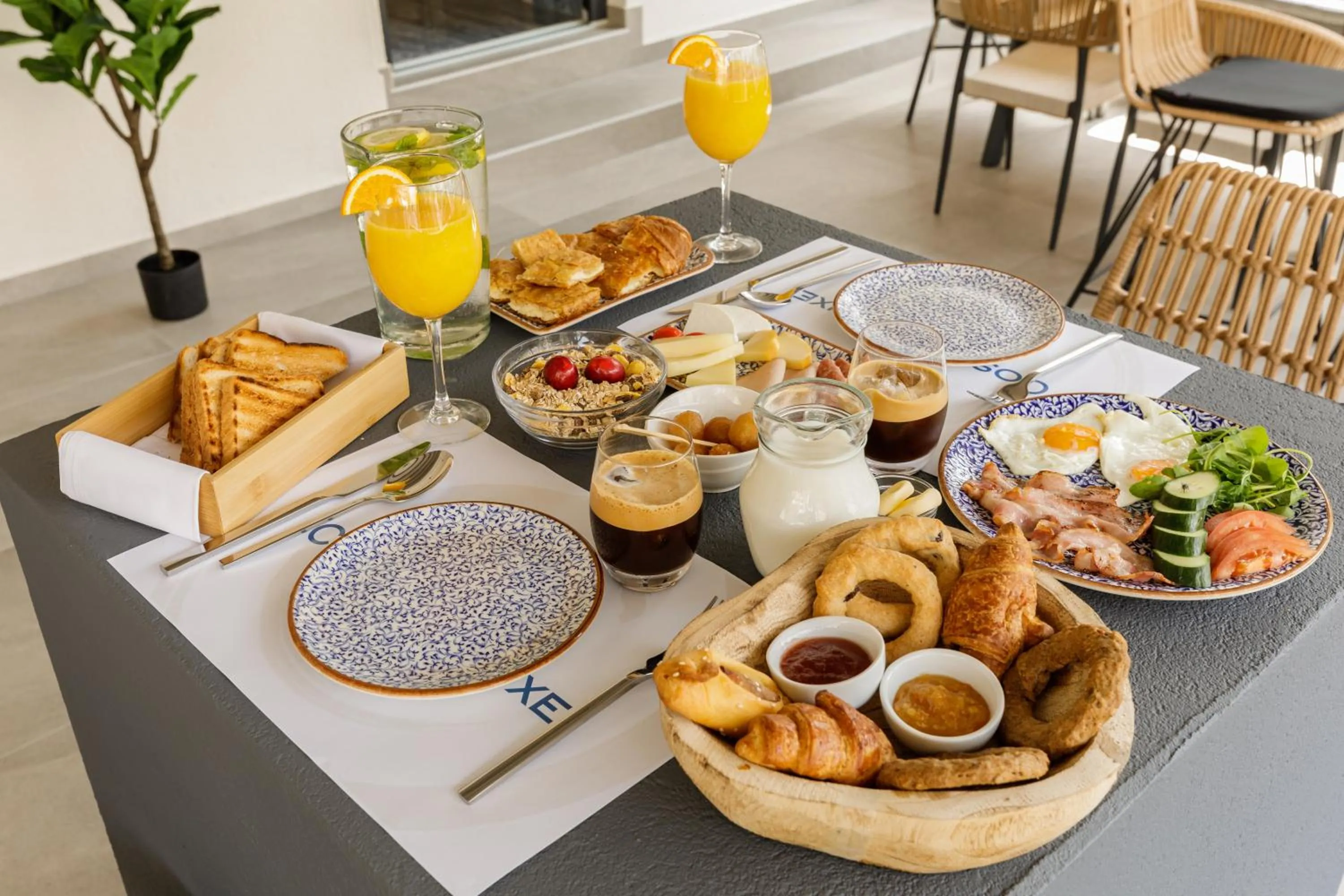 Breakfast in Costa De Luxe Suites