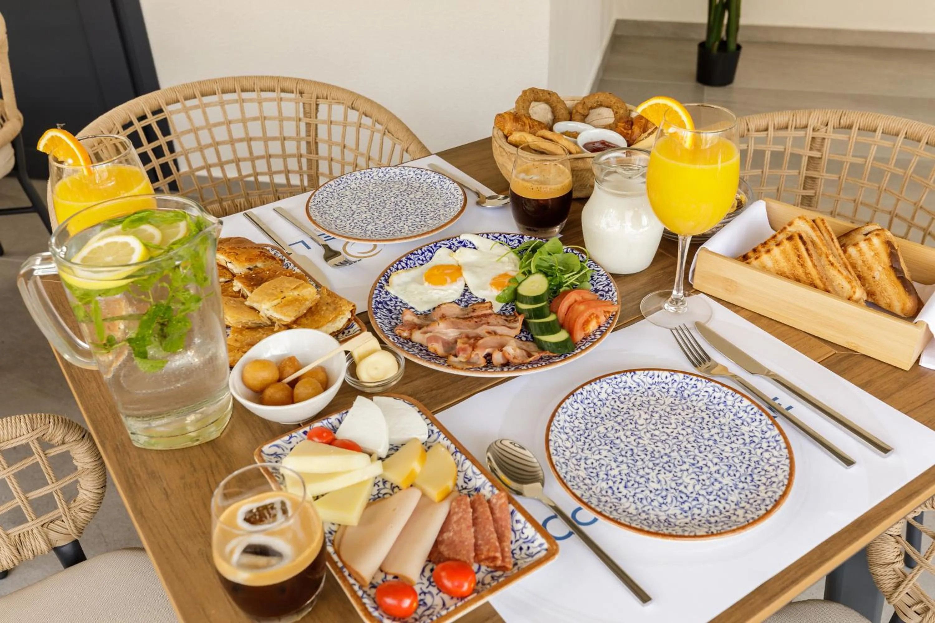 Breakfast in Costa De Luxe Suites