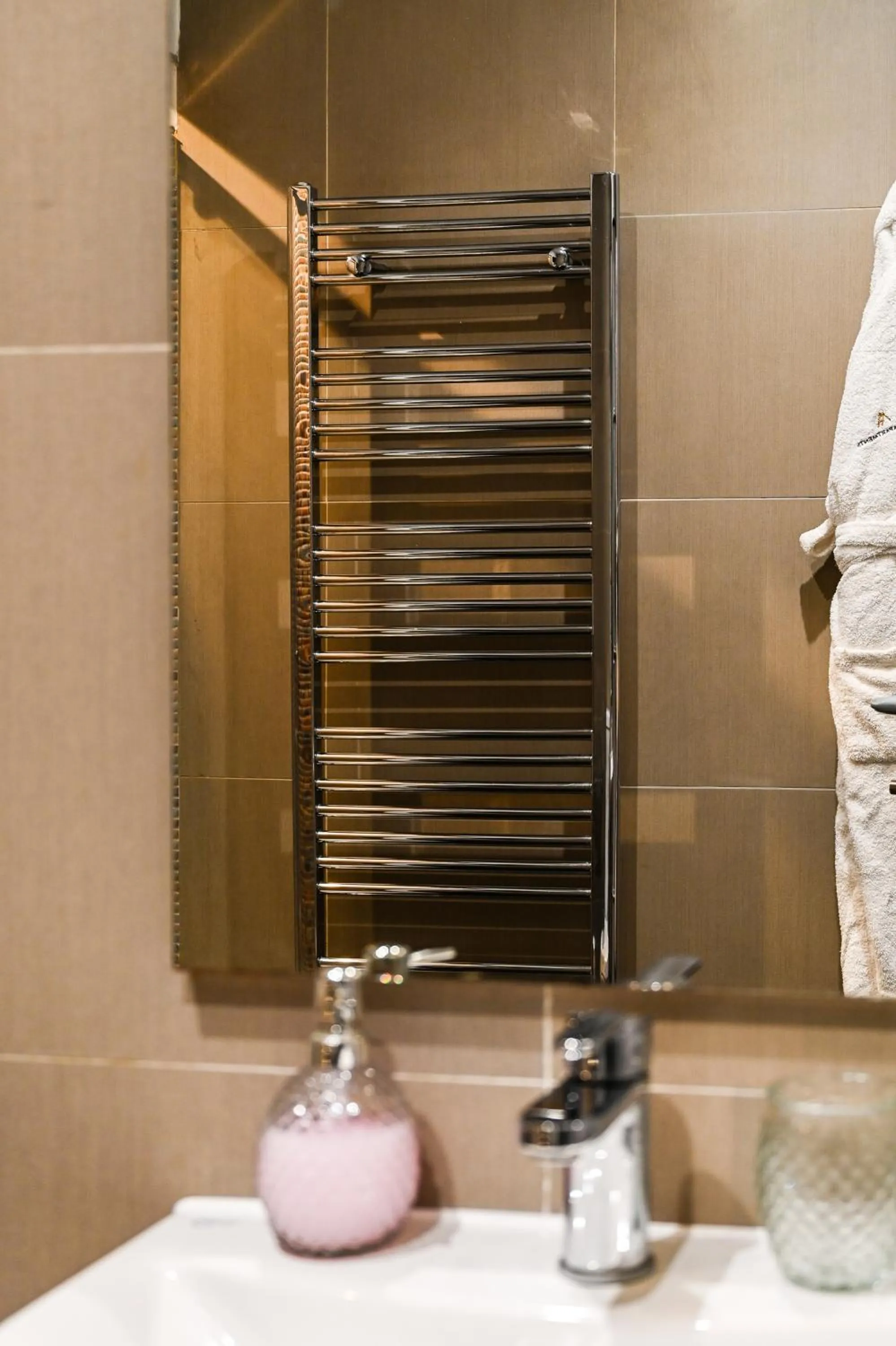 Shower in Avari Apartments - Hatton Collection