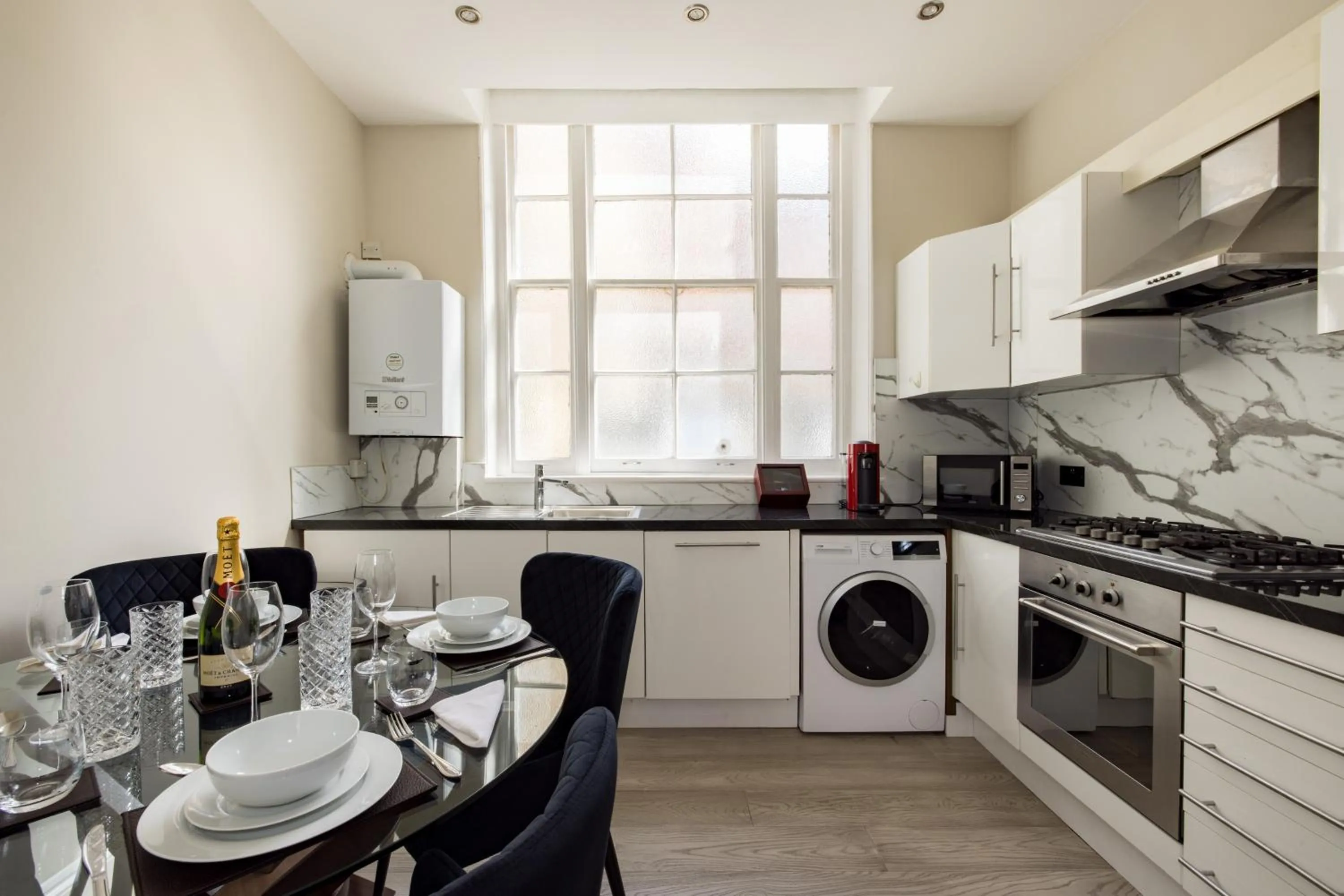 Kitchen or kitchenette in Avari Apartments - Hatton Collection