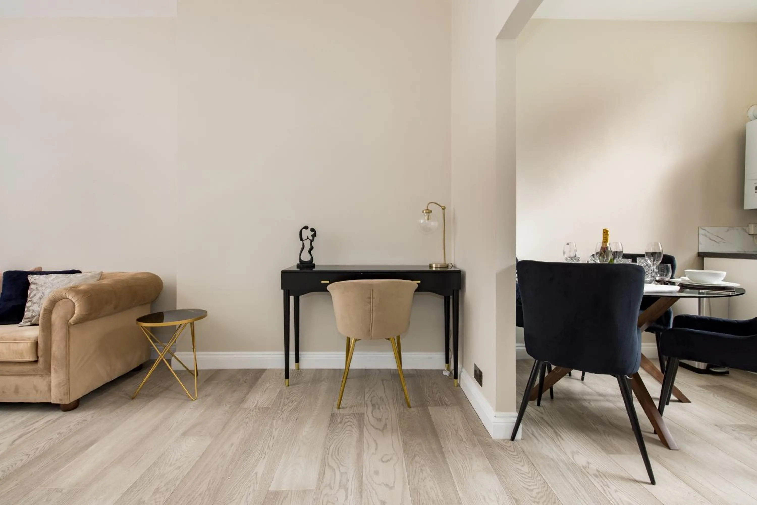 TV and multimedia in Avari Apartments - Hatton Collection