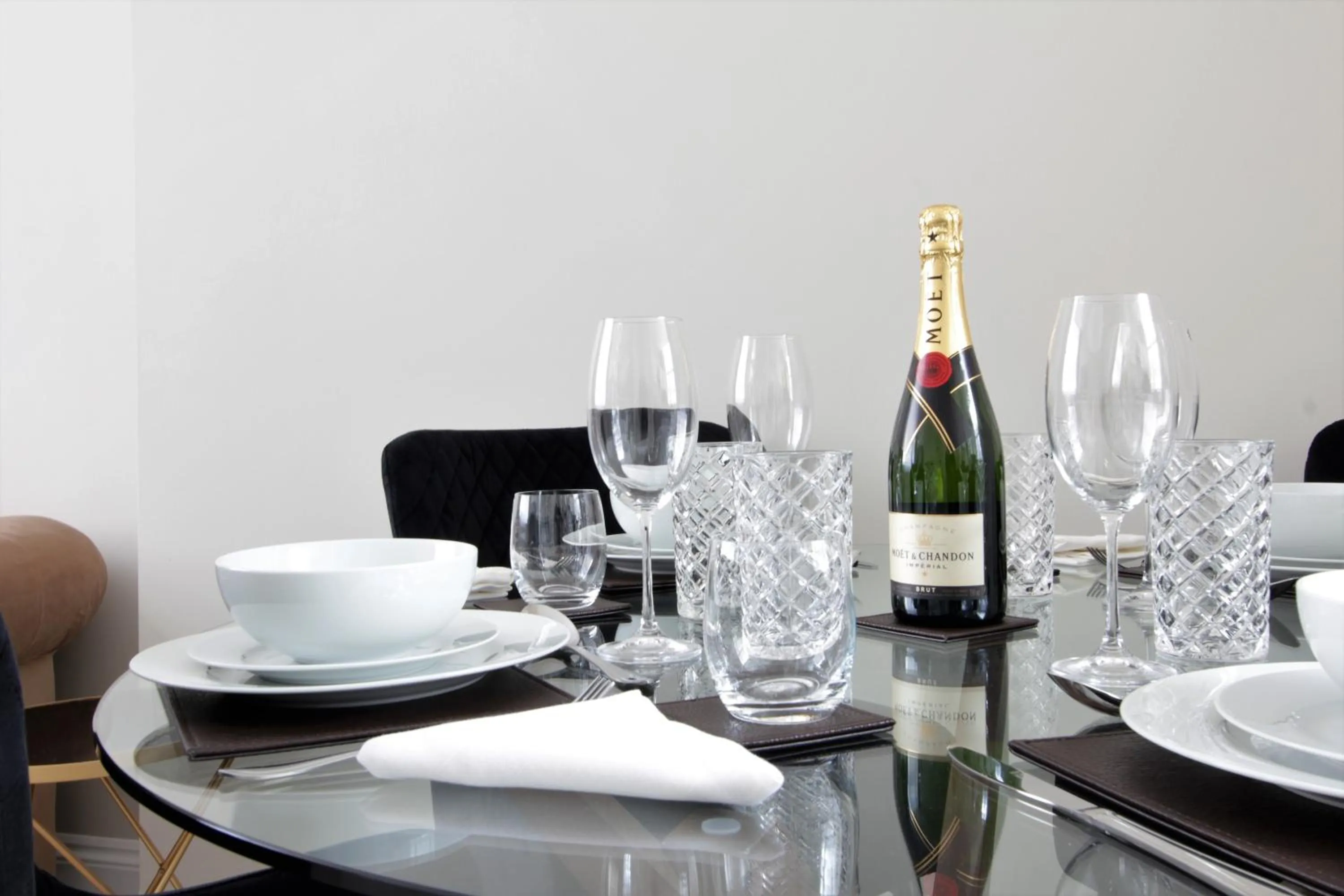 Food and drinks in Avari Apartments - Hatton Collection