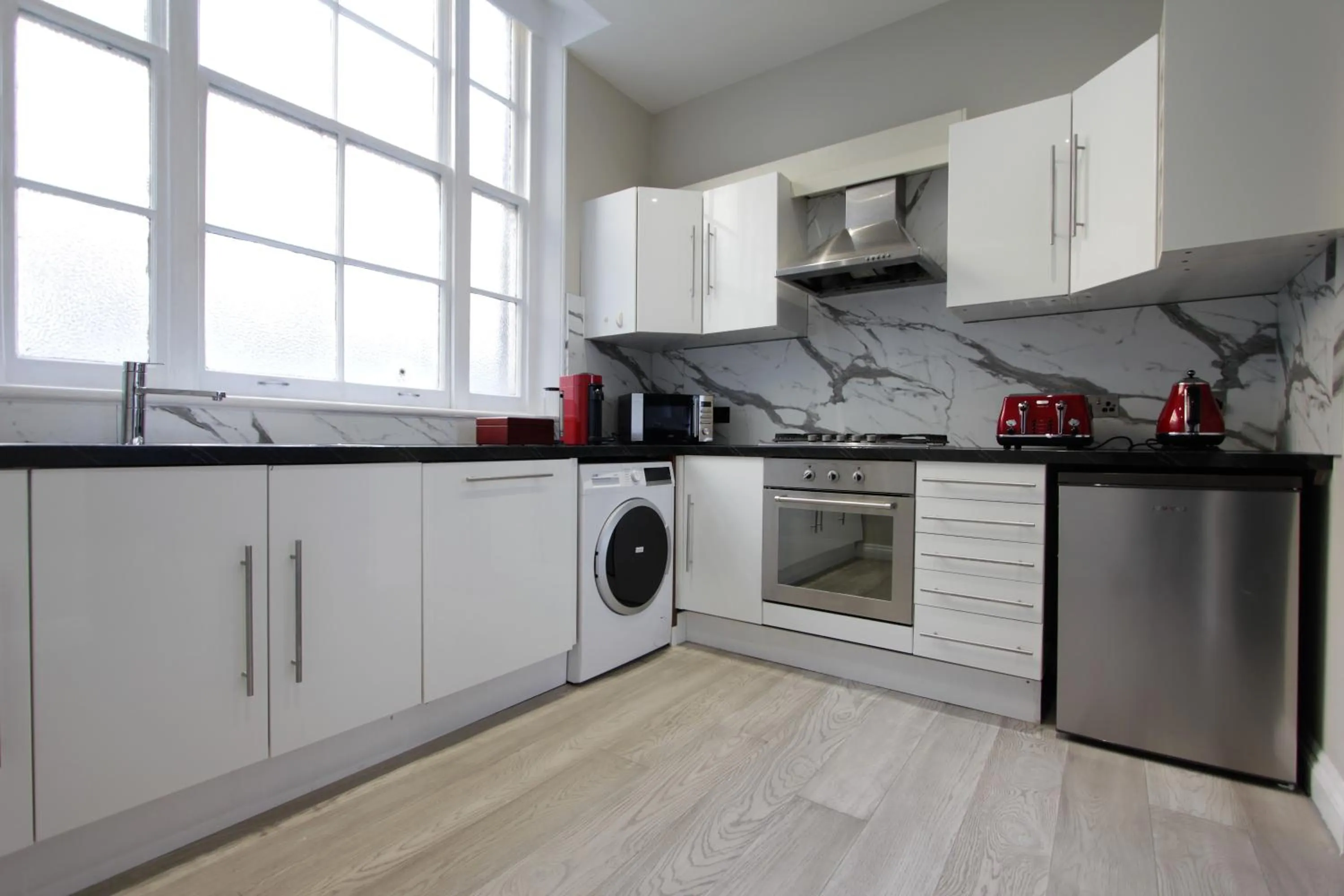 Kitchen or kitchenette in Avari Apartments - Hatton Collection