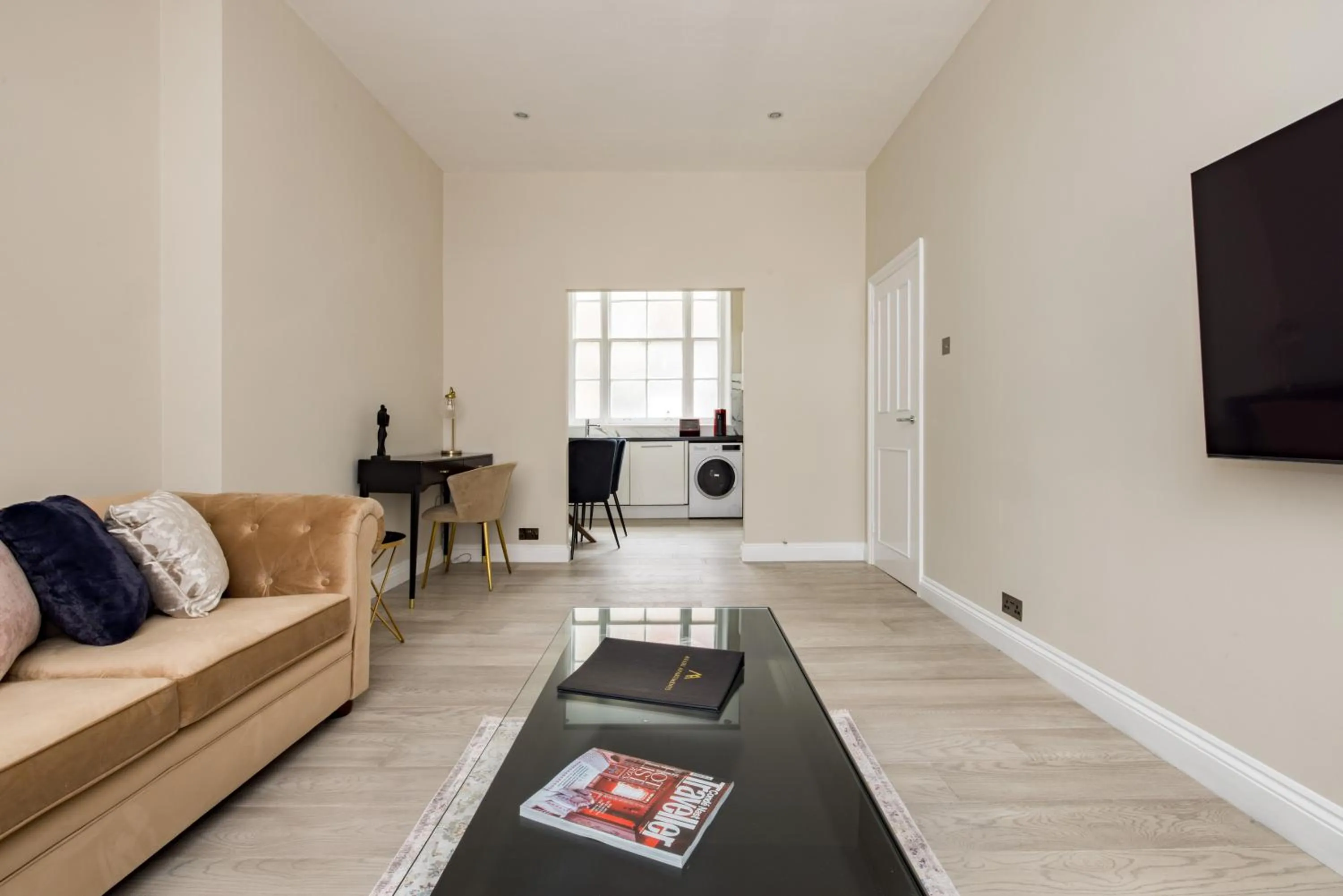 TV and multimedia in Avari Apartments - Hatton Collection