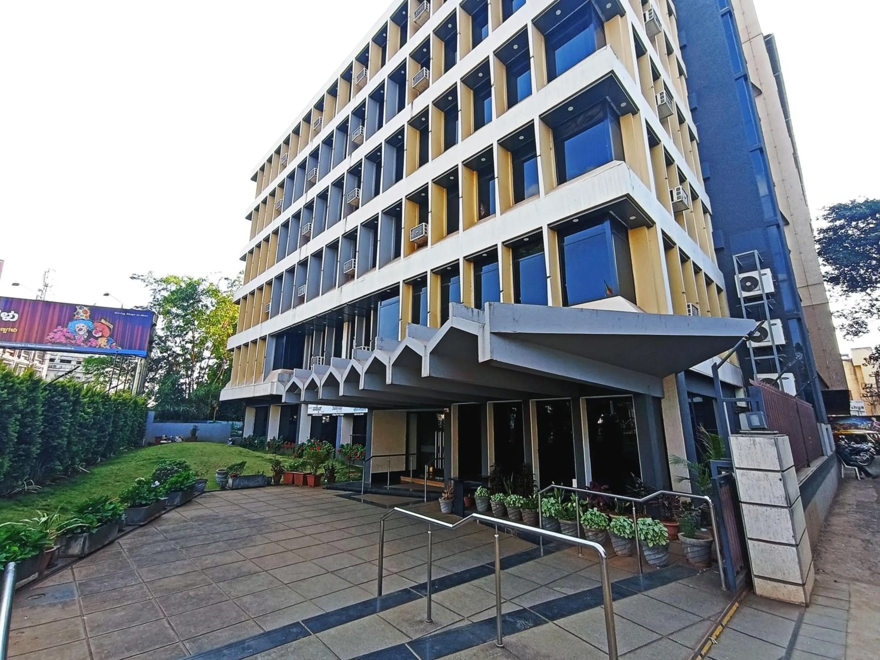 Property building in Sanman Deluxe Lodge