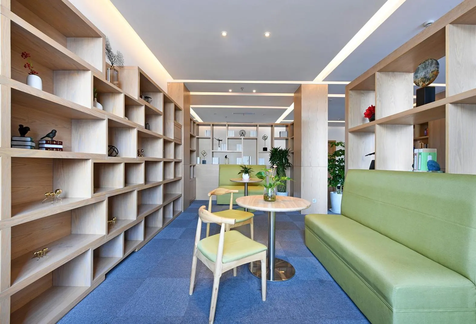 Communal lounge/ TV room in Mehood Theater Hotel, Shanghai Jinqiao