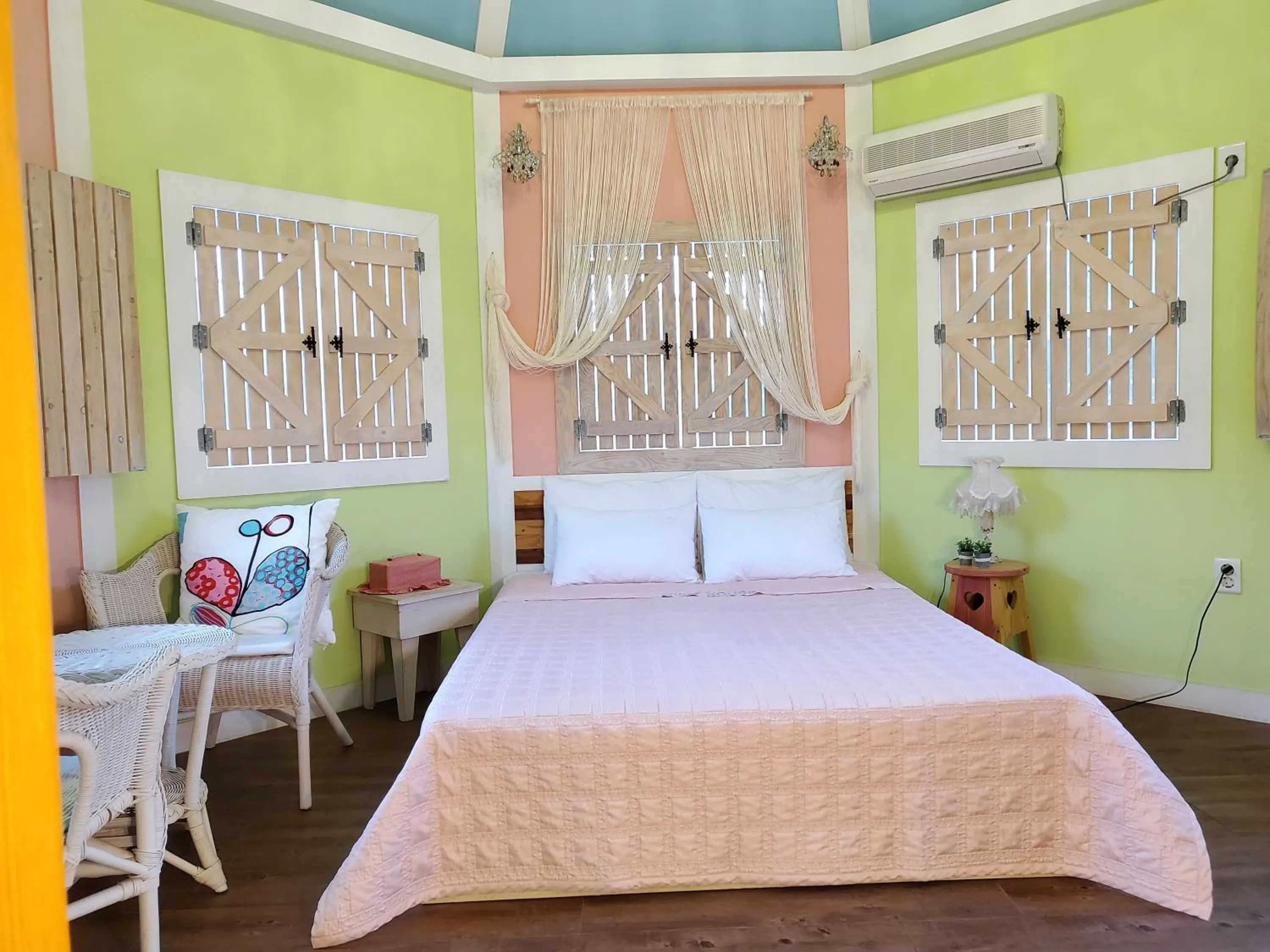 Bed in Olive Vanilla Pension