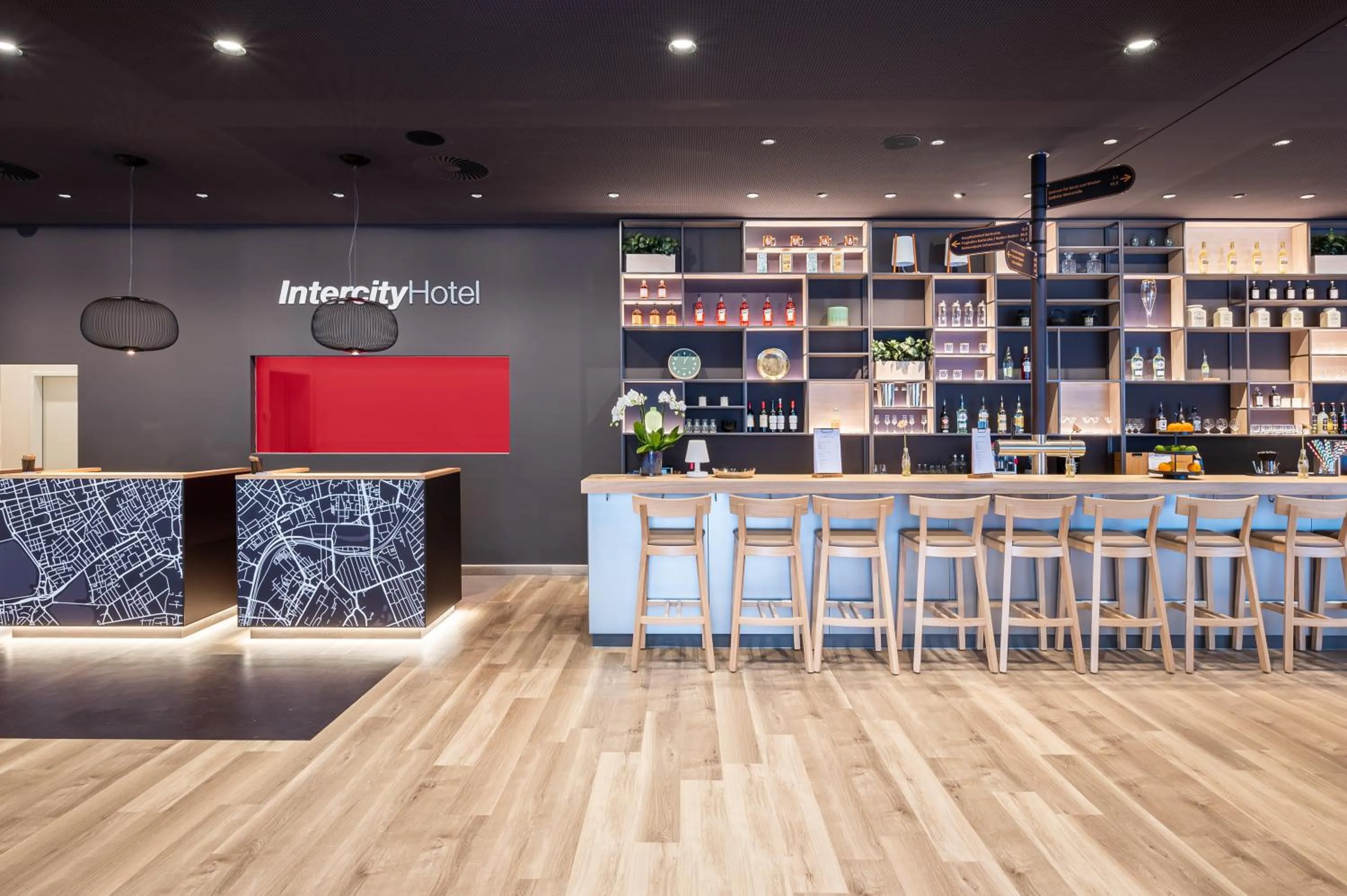 Lobby or reception in IntercityHotel Karlsruhe