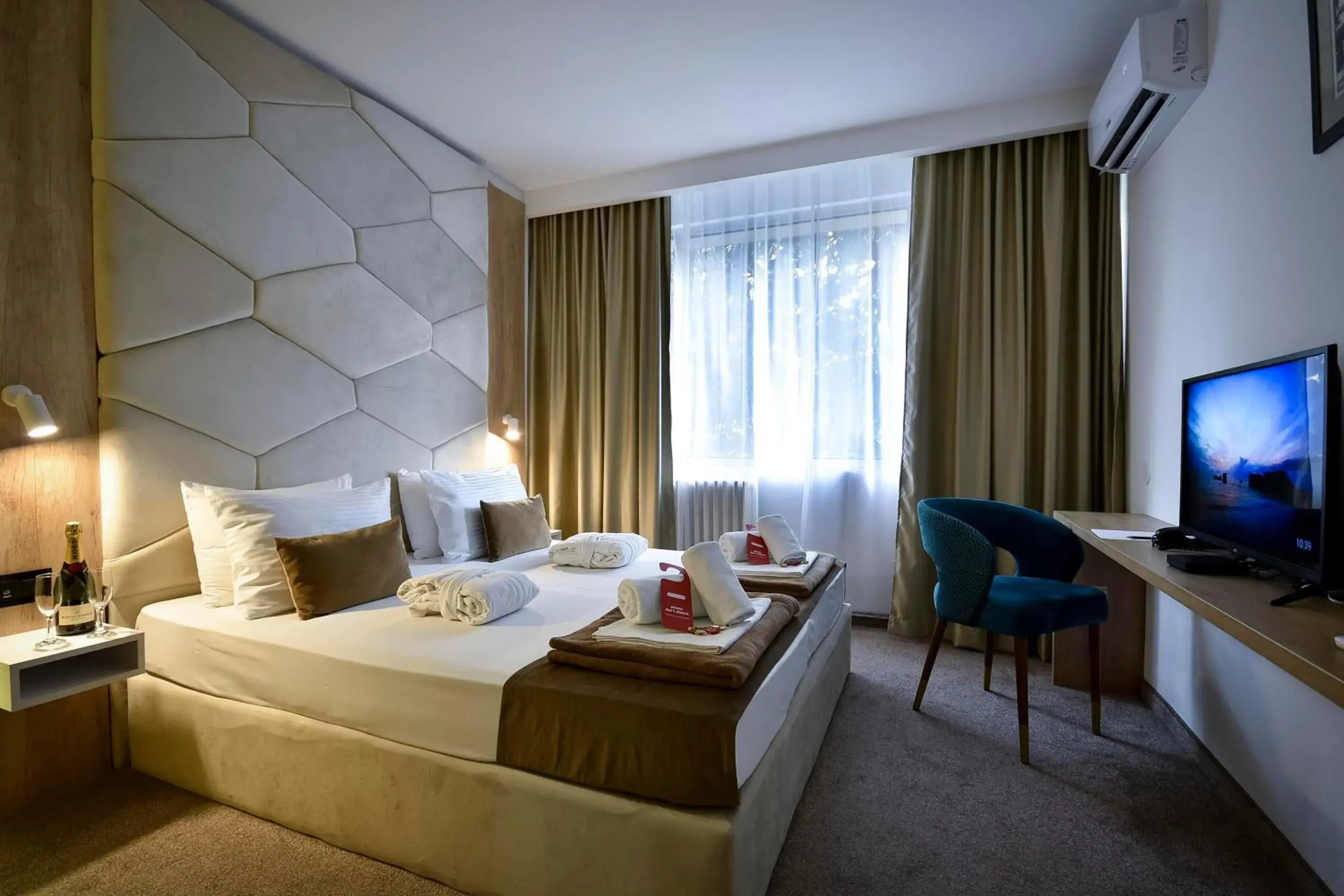 Executive Double Room with Free Parking in Hotel Sumadija Executive Double Room with Free Parking in Hotel Sumadija