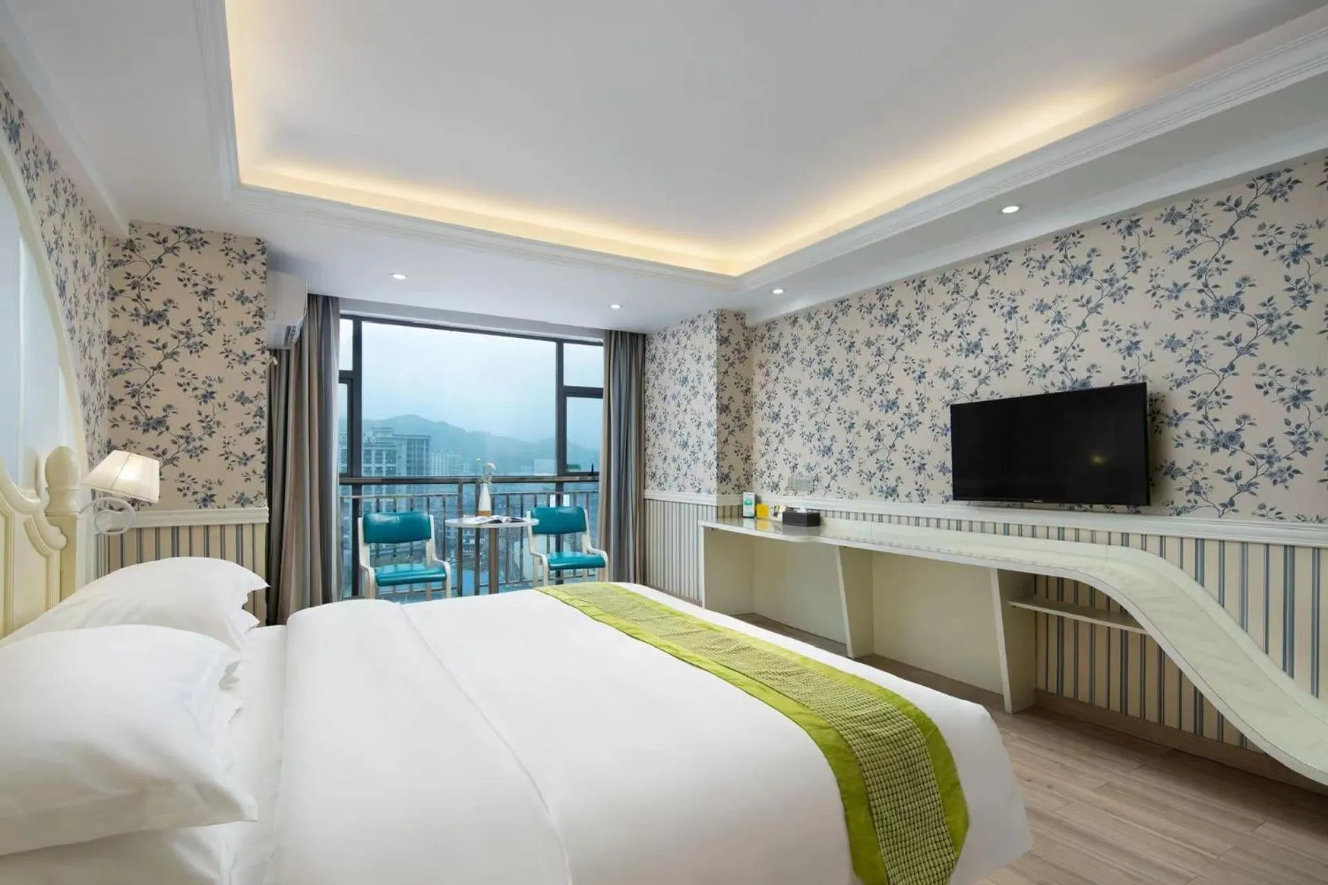 Bed in Morninginn, Zhangjiajie Tianmen Mountain