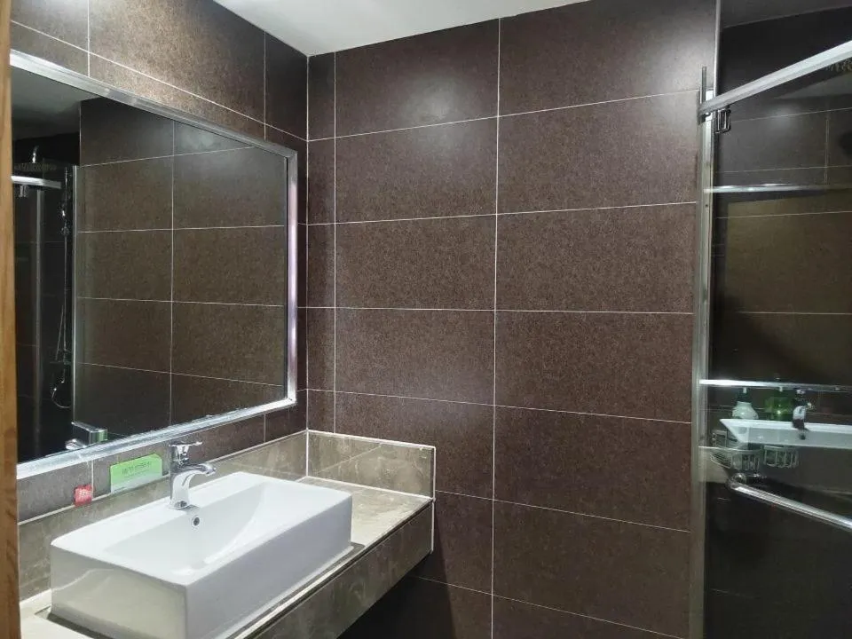 Shower in Morninginn, Zhangjiajie Tianmen Mountain