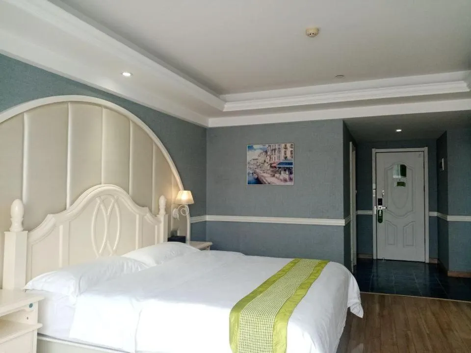 Bed in Morninginn, Zhangjiajie Tianmen Mountain