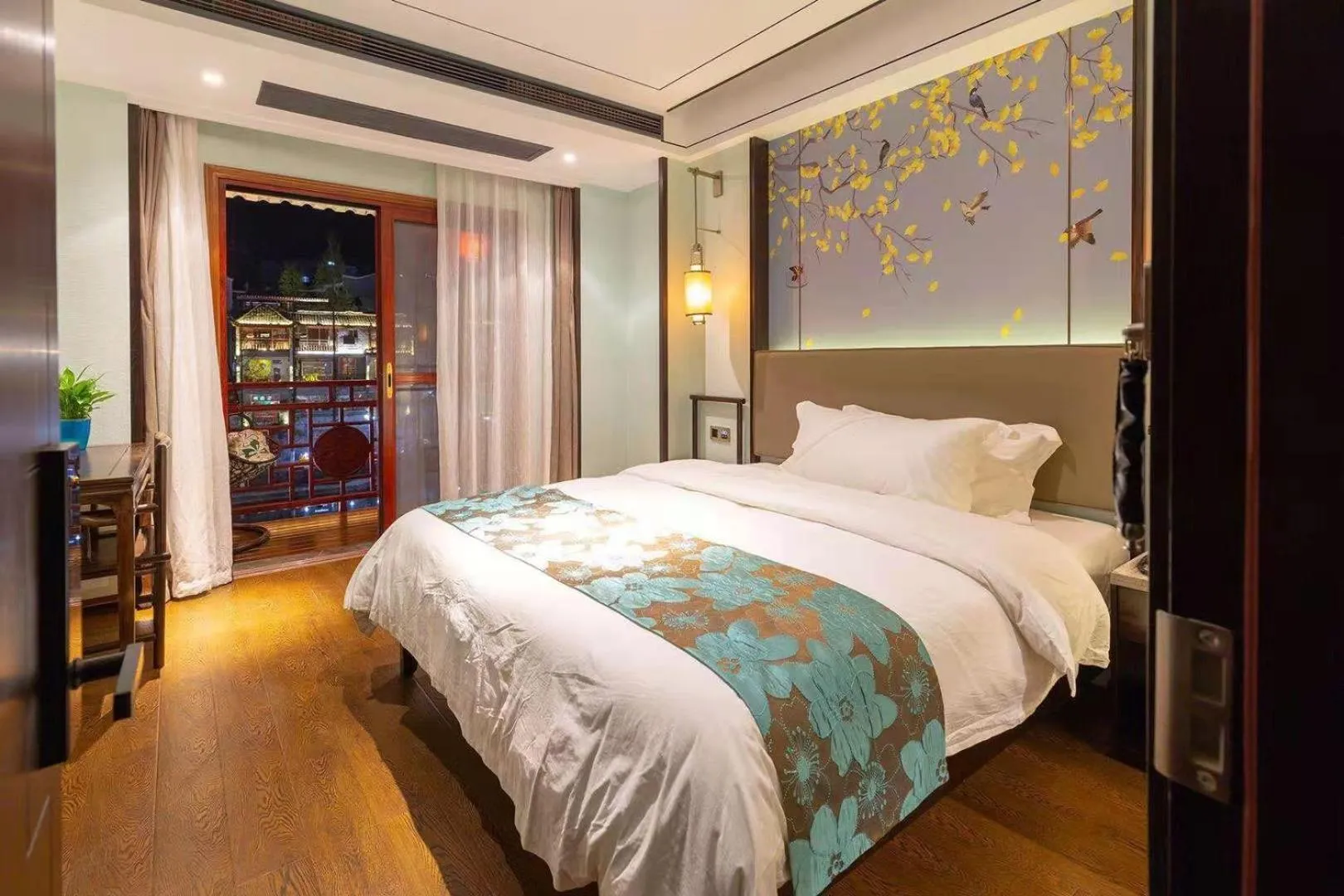 Bed in Morninginn, Phoenix Ancient City Tuojiang