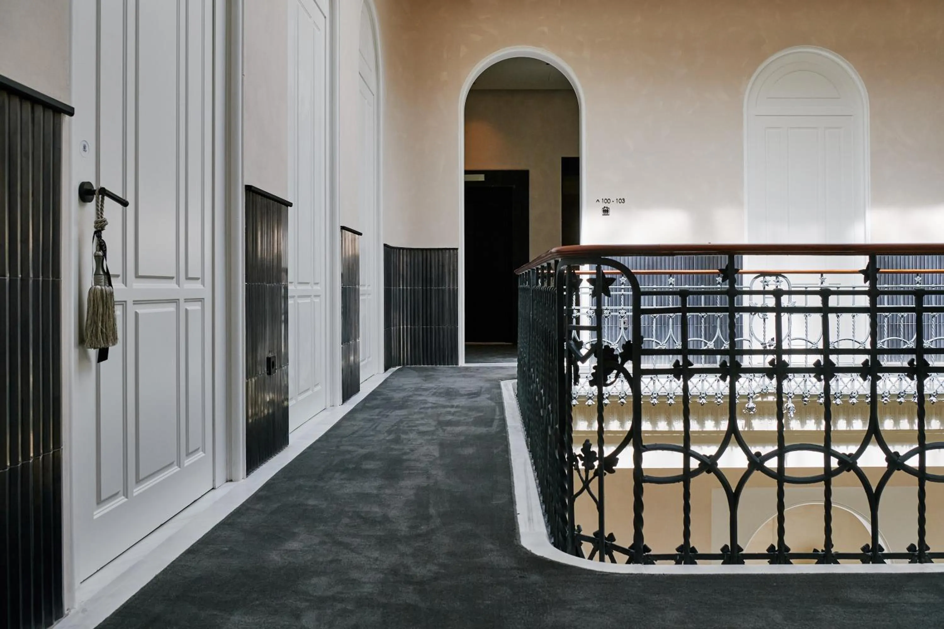 Inner courtyard view, Bed in Mercer Plaza Sevilla 5 GL