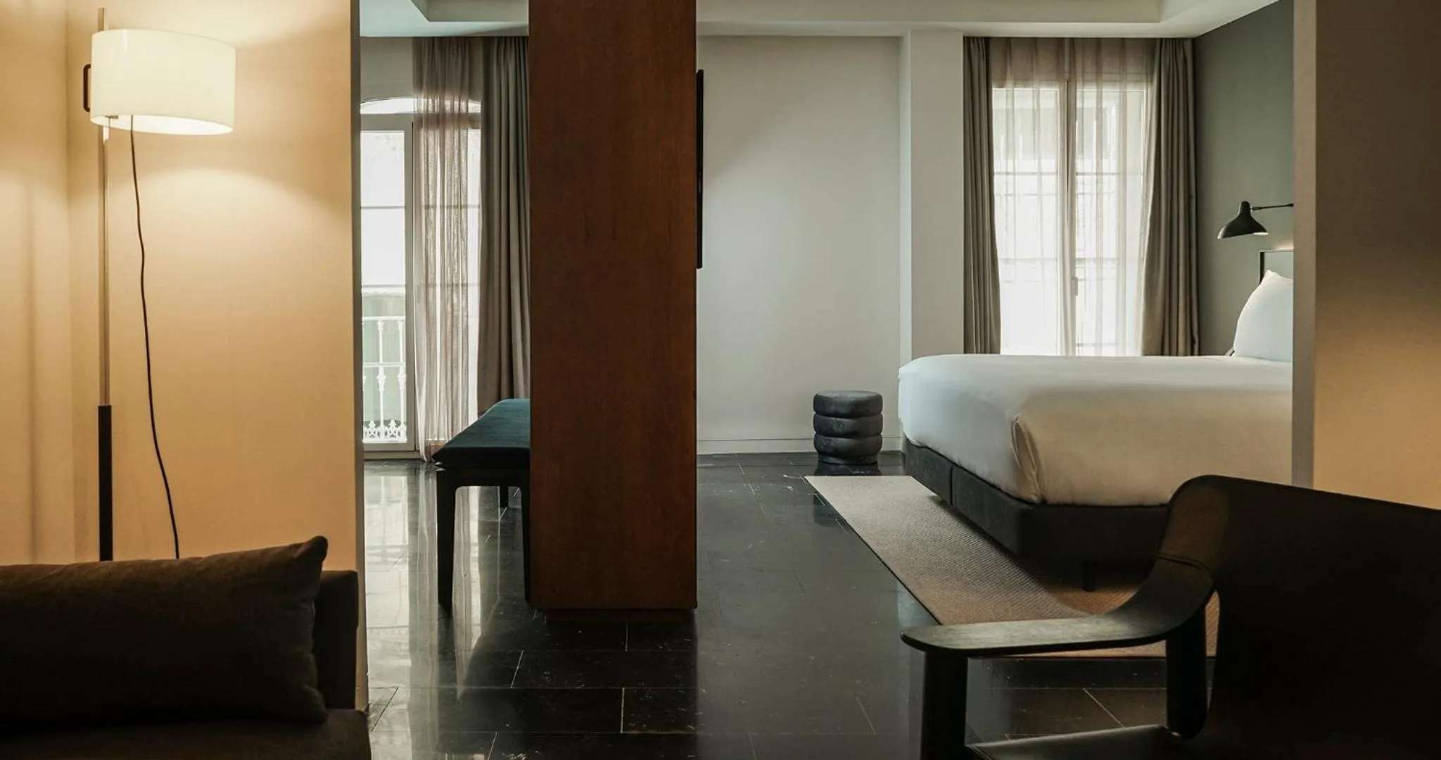 Photo of the whole room, Bed in Mercer Plaza Sevilla 5 GL