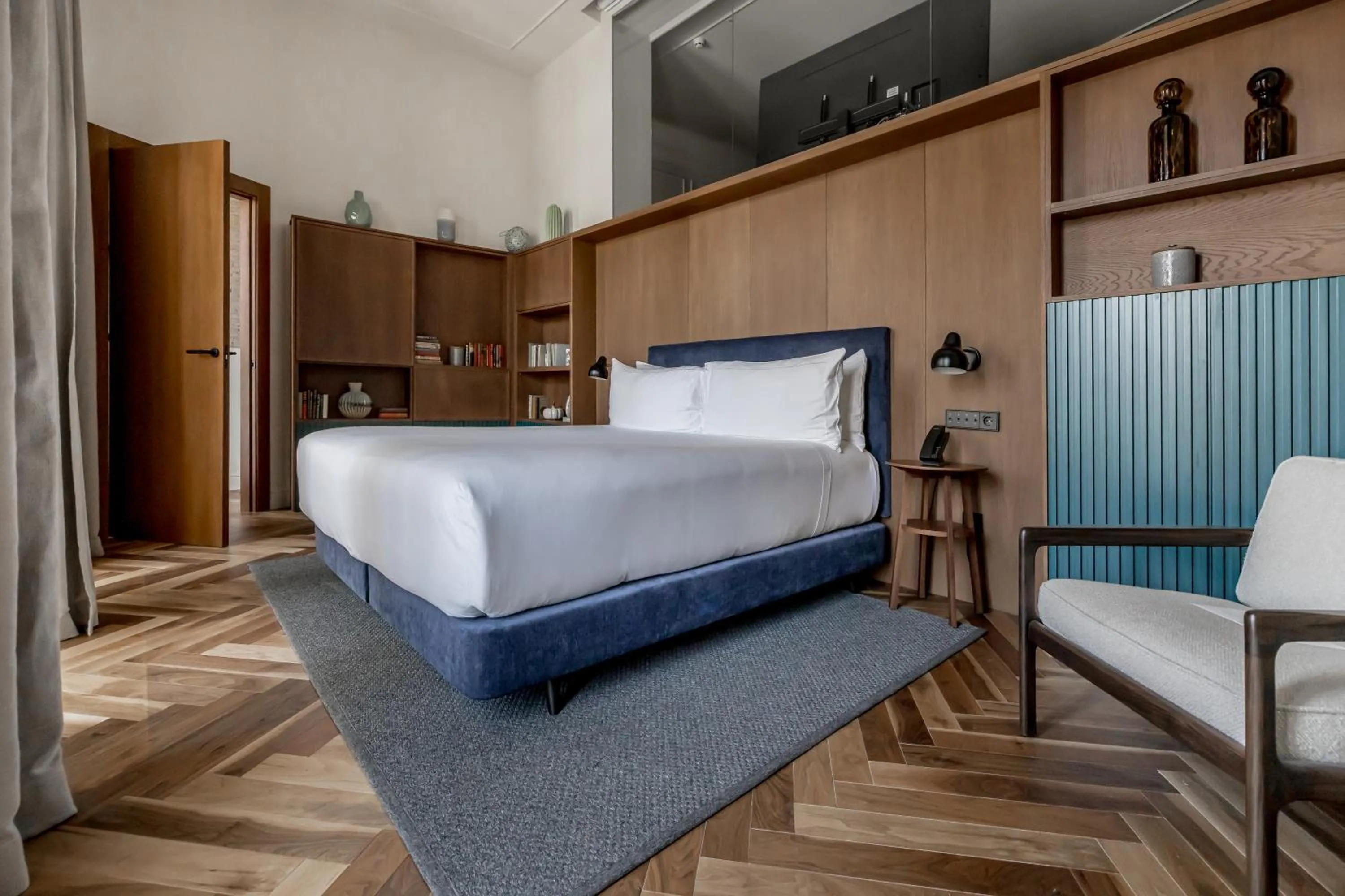 Decorative detail, Bed in Mercer Plaza Sevilla 5 GL