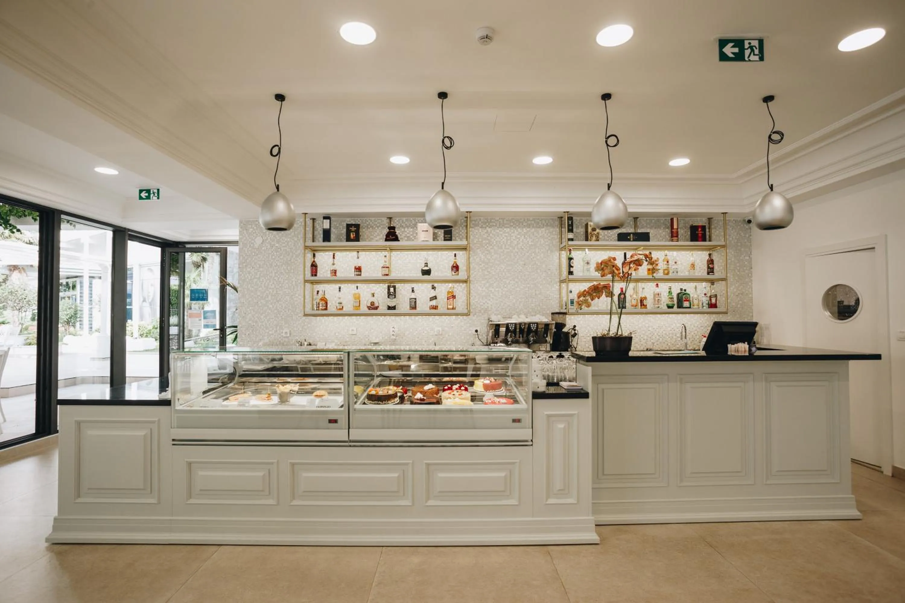 Restaurant/places to eat in Hotel Montenegro