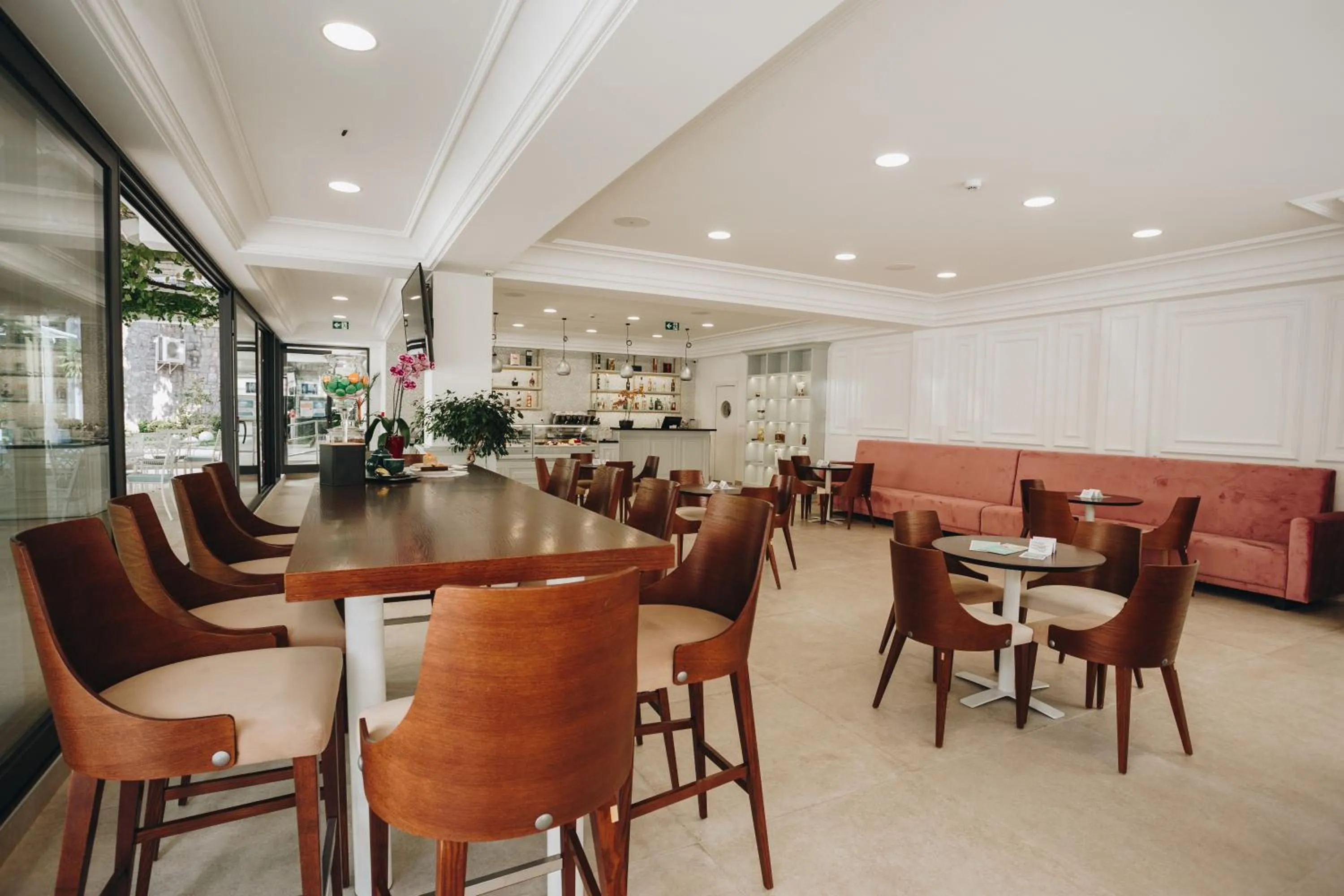 Restaurant/places to eat in Hotel Montenegro