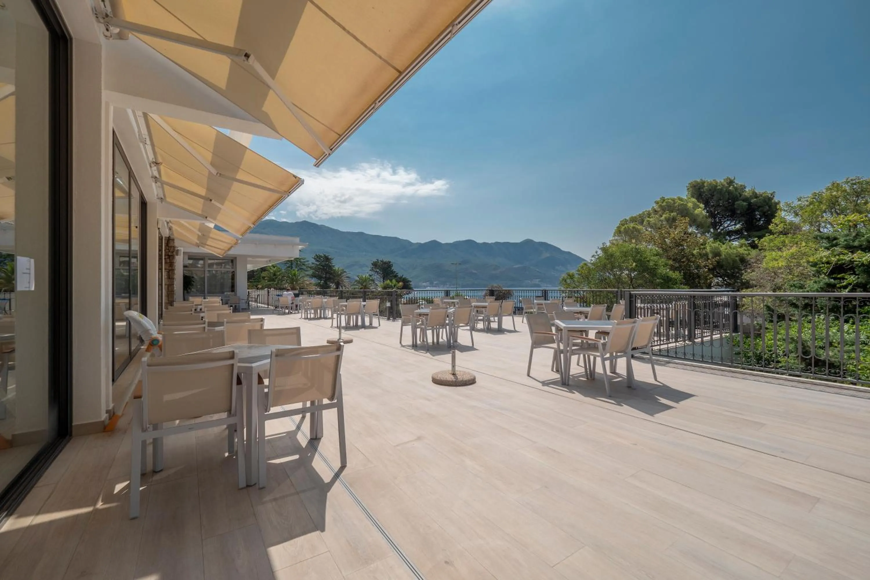 Restaurant/places to eat in Hotel Montenegro