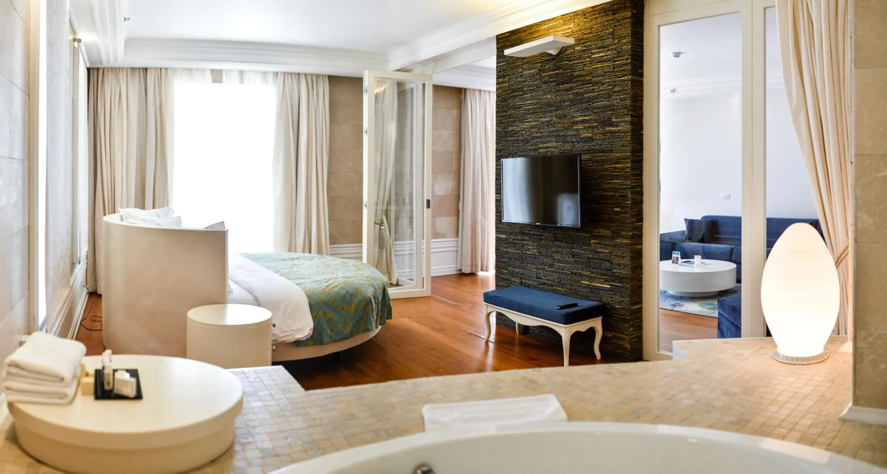 Living room, Bed in Splendid Conference & Spa Resort