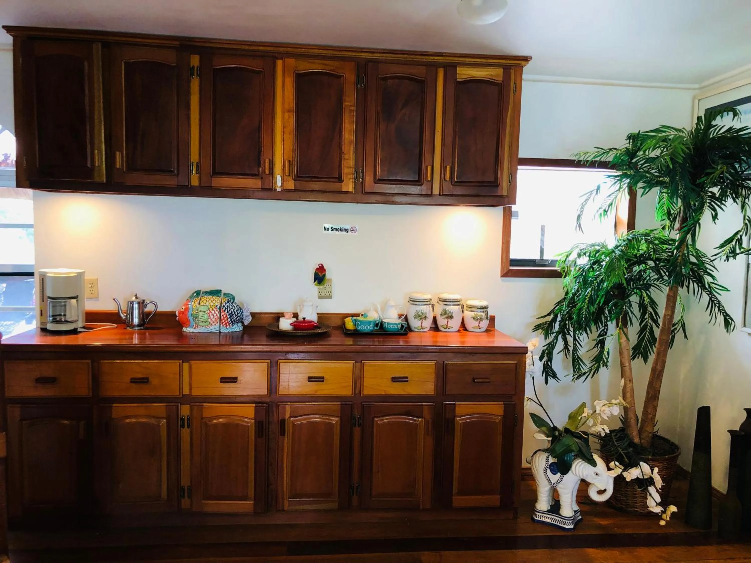 kitchen in Coral Cove Inn