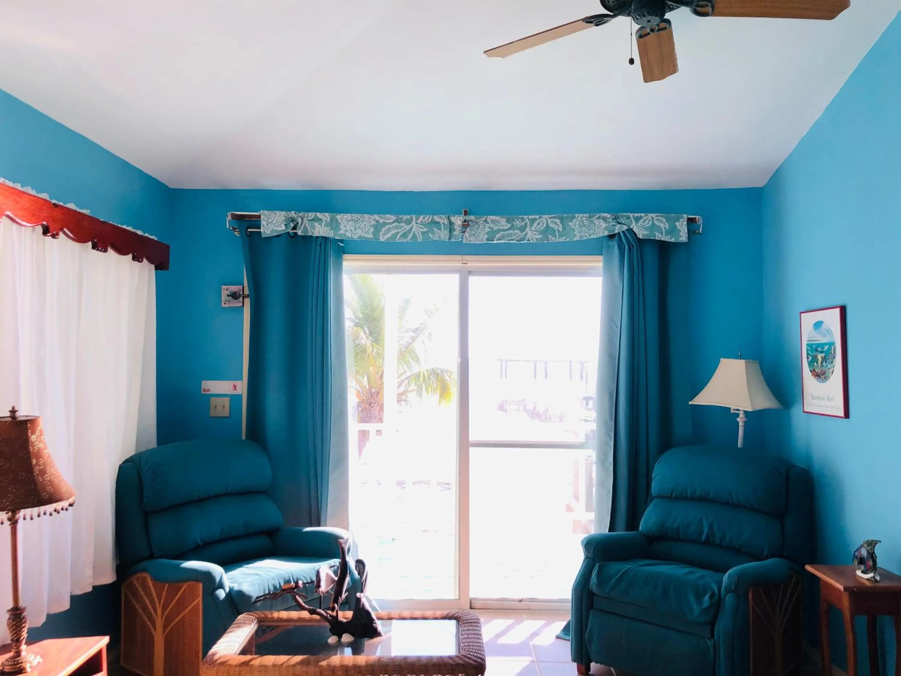 Living room in Coral Cove Inn