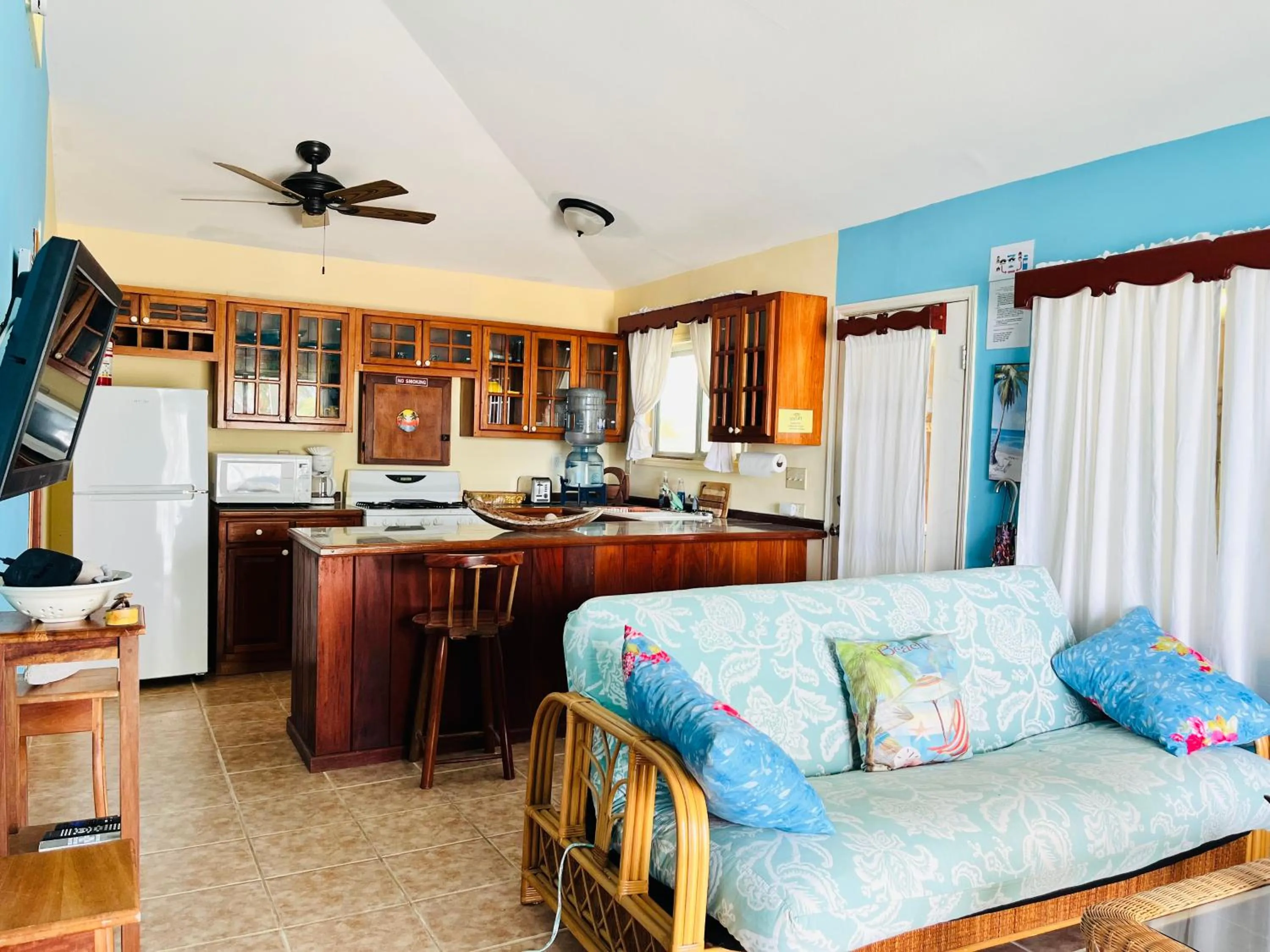 Living room in Coral Cove Inn