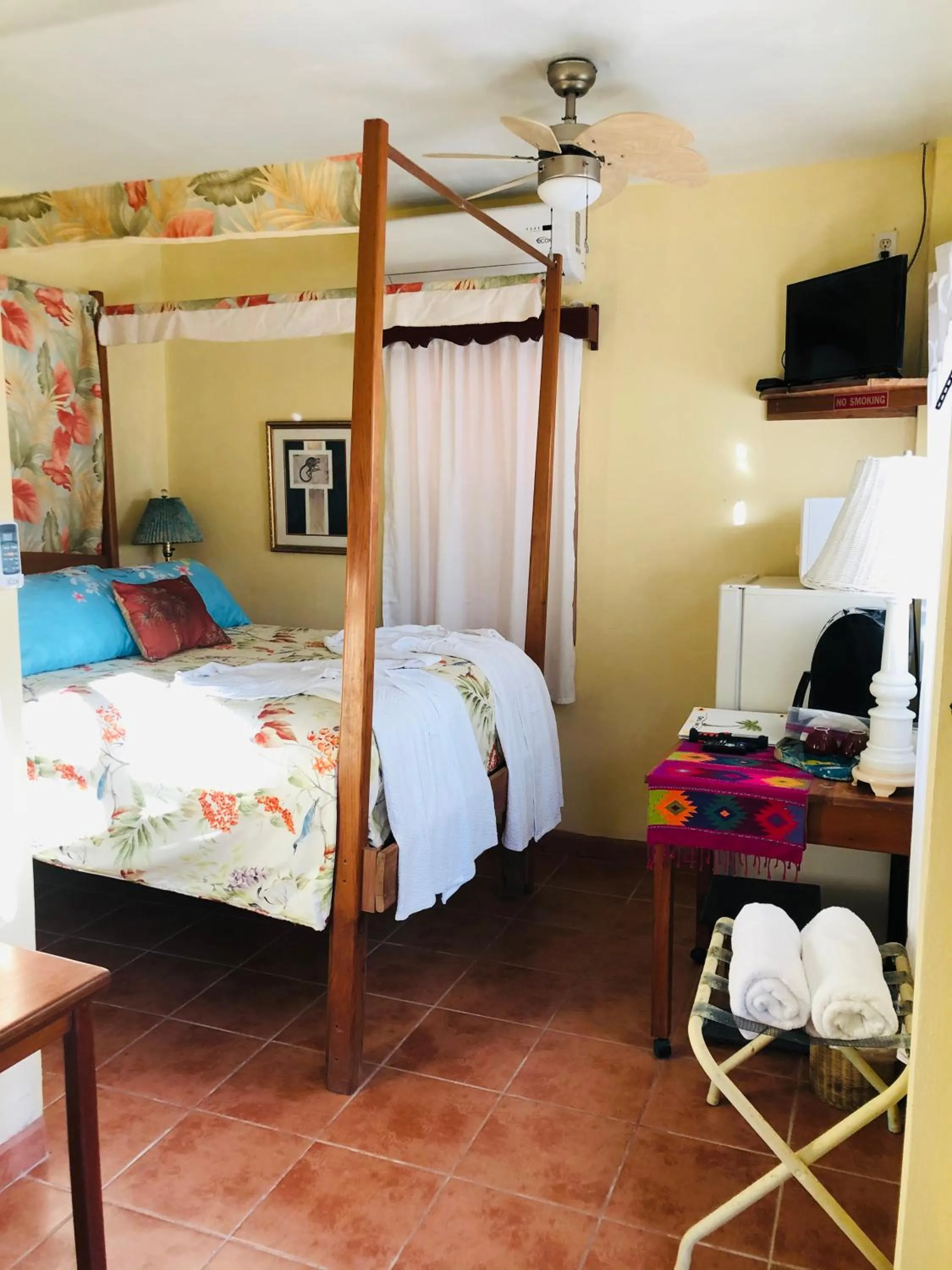 Bed in Coral Cove Inn