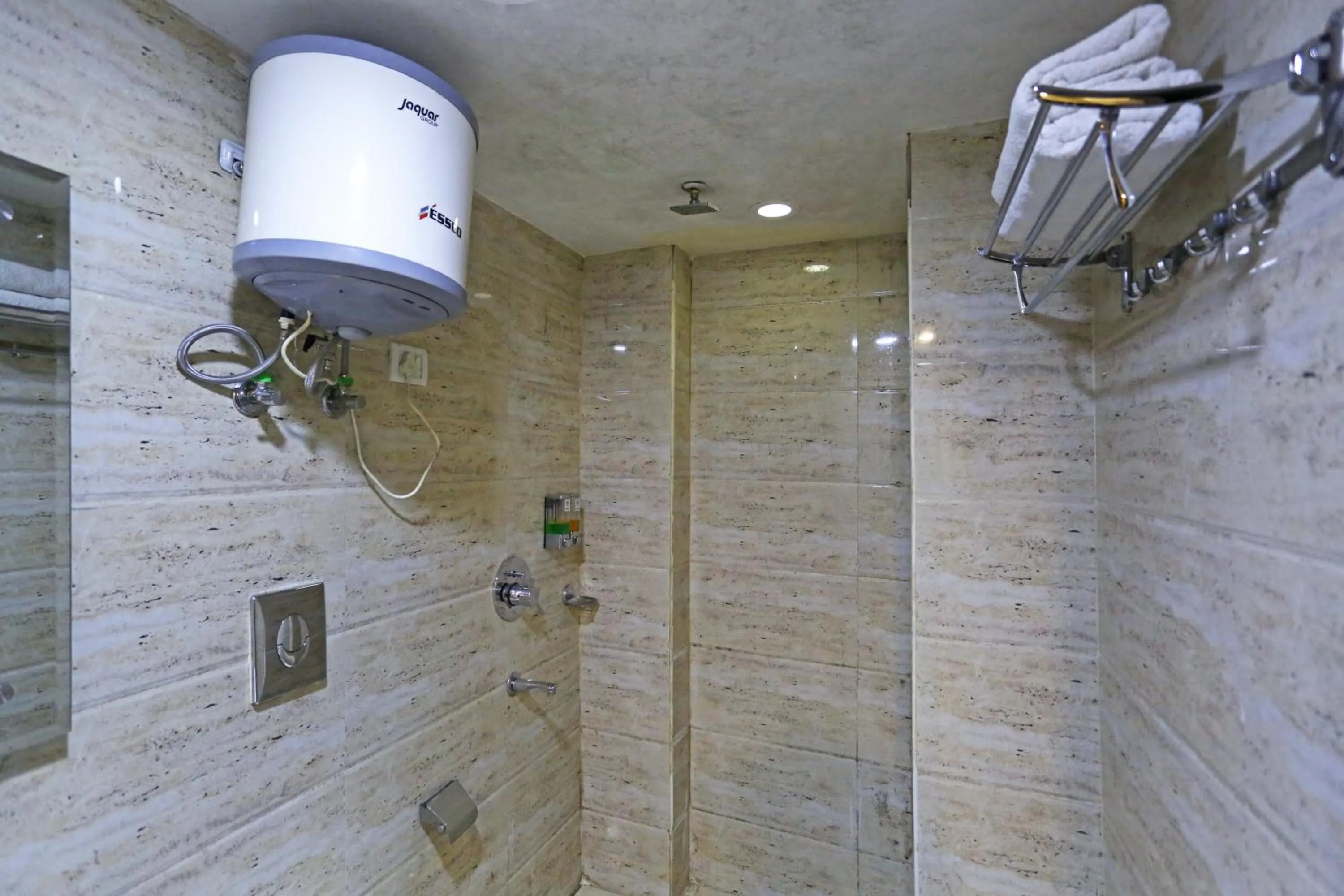 Shower in Hotel D'Capitol - Delhi Airport