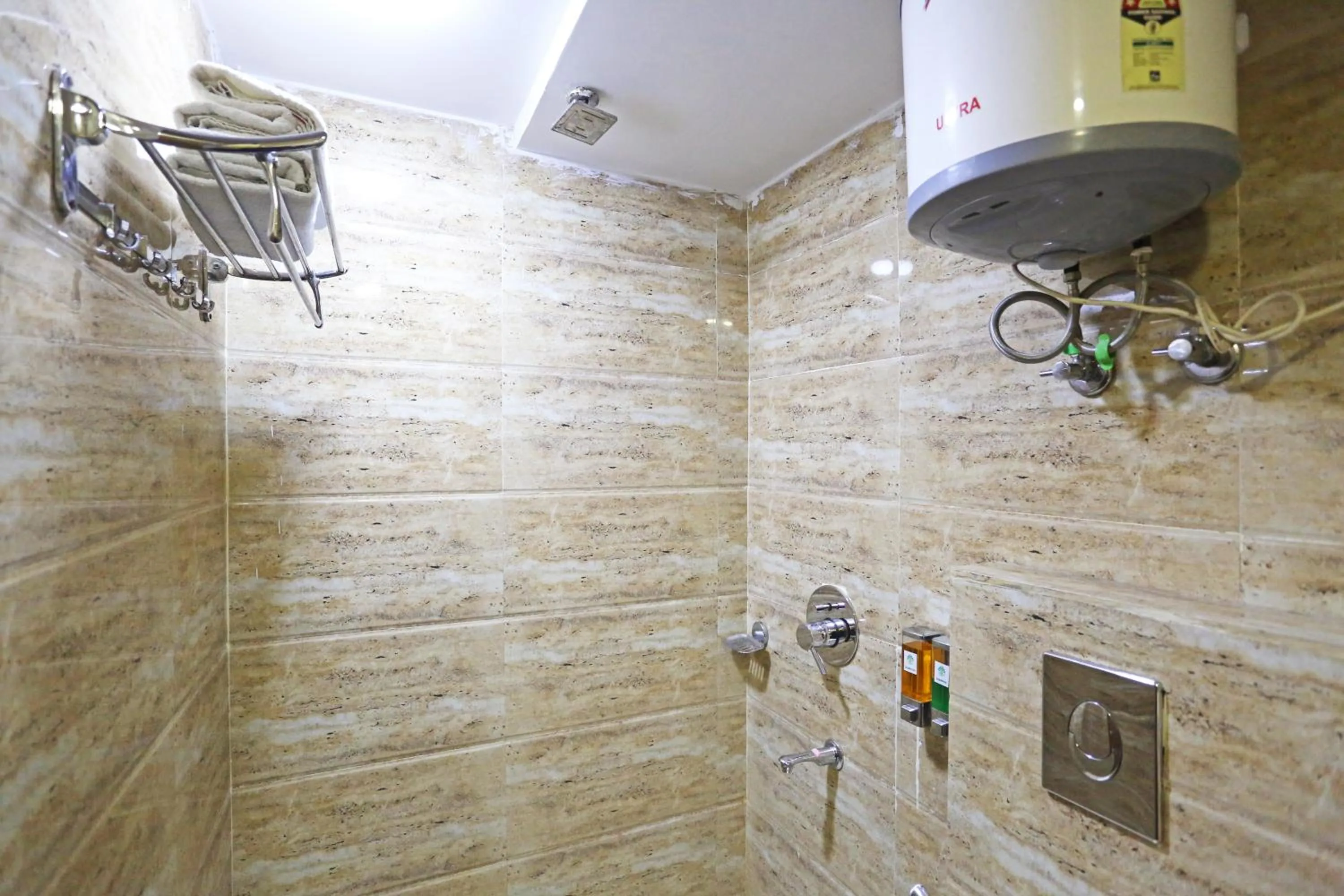 Shower in Hotel D'Capitol - Delhi Airport
