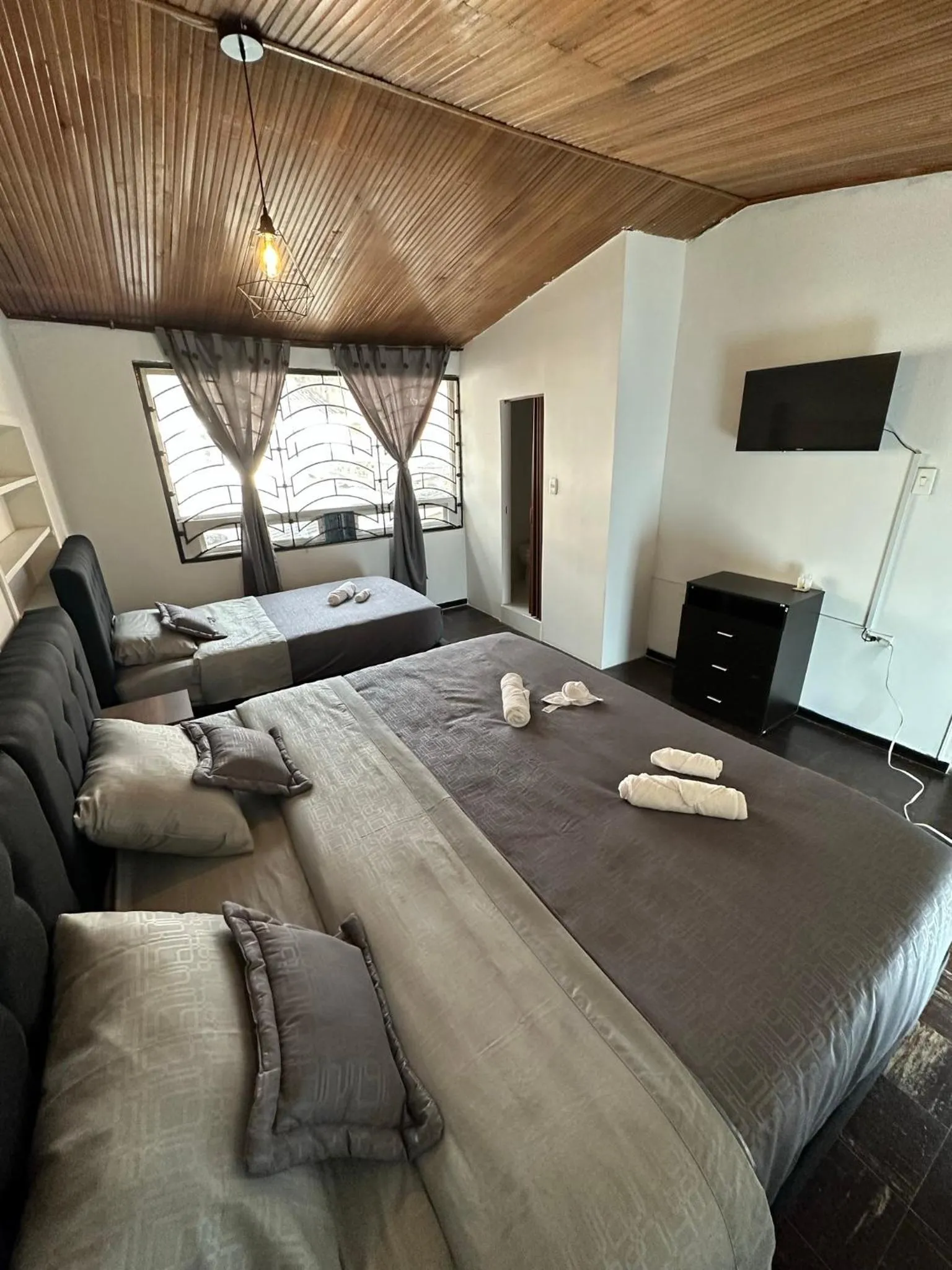 Photo of the whole room in H&L BOUTIQUE