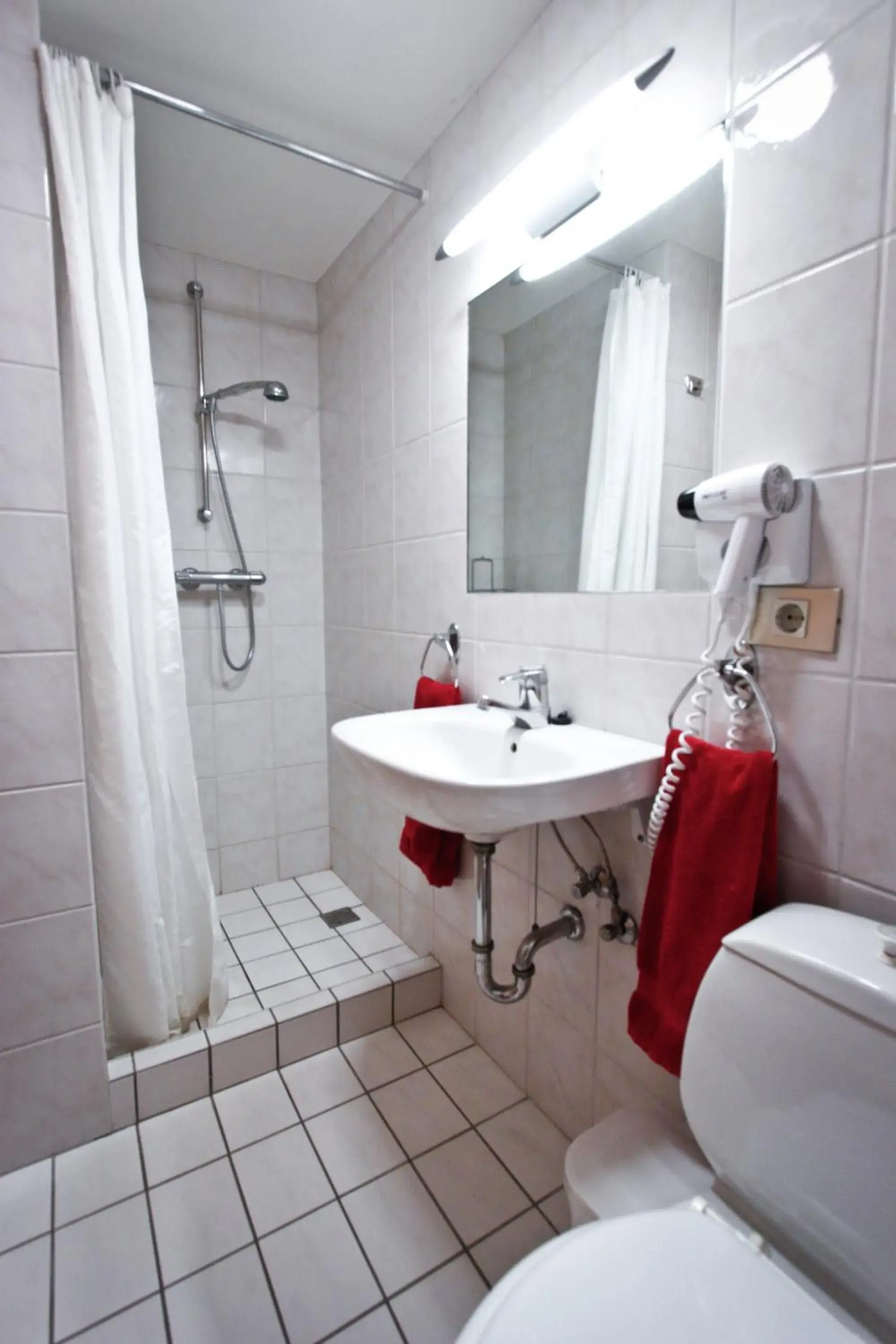 Quadruple Room with Private Bathroom in Hotel Orkin Quadruple Room with Private Bathroom in Hotel Orkin