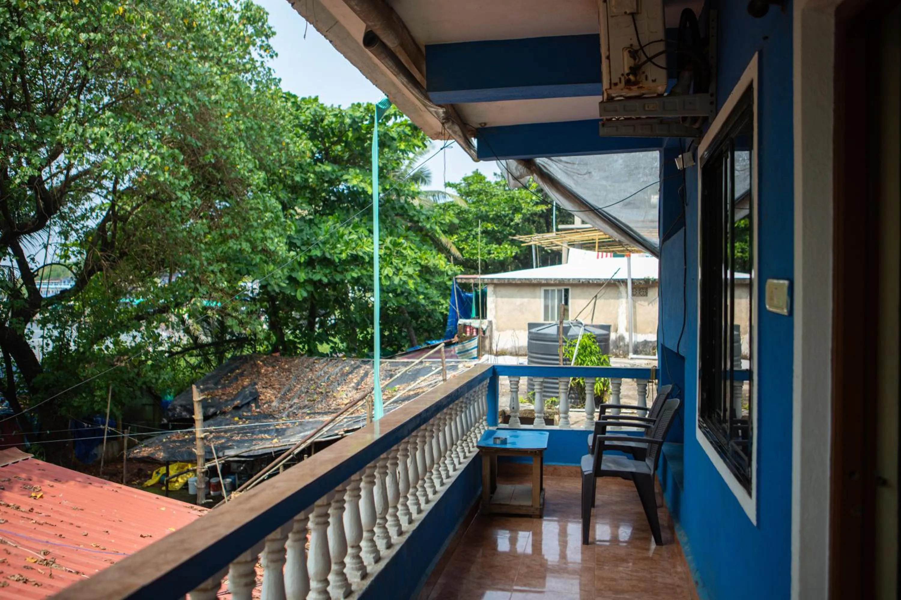 12 Monks - Beachfront Hostel