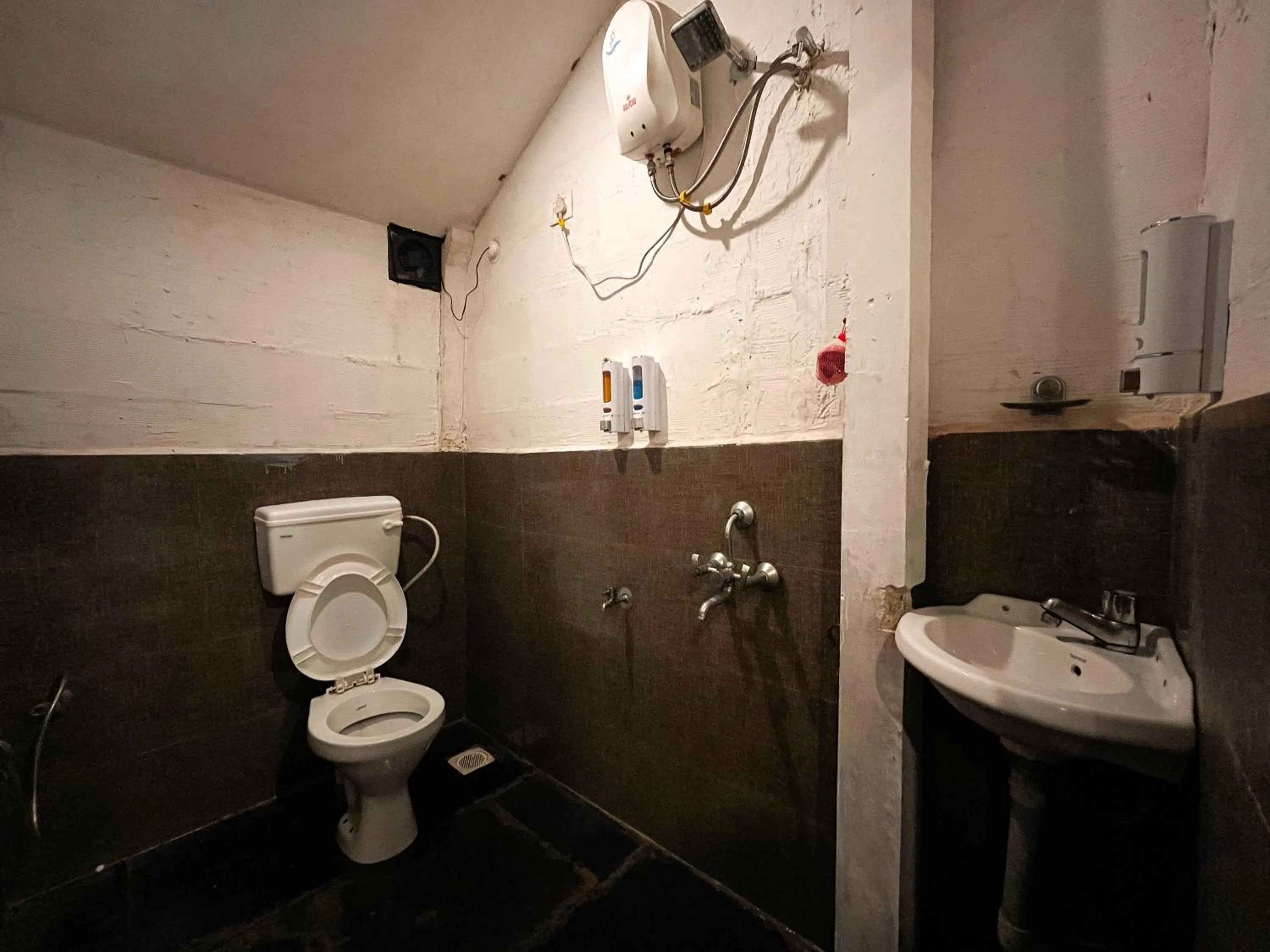 12 Monks - Beachfront Hostel