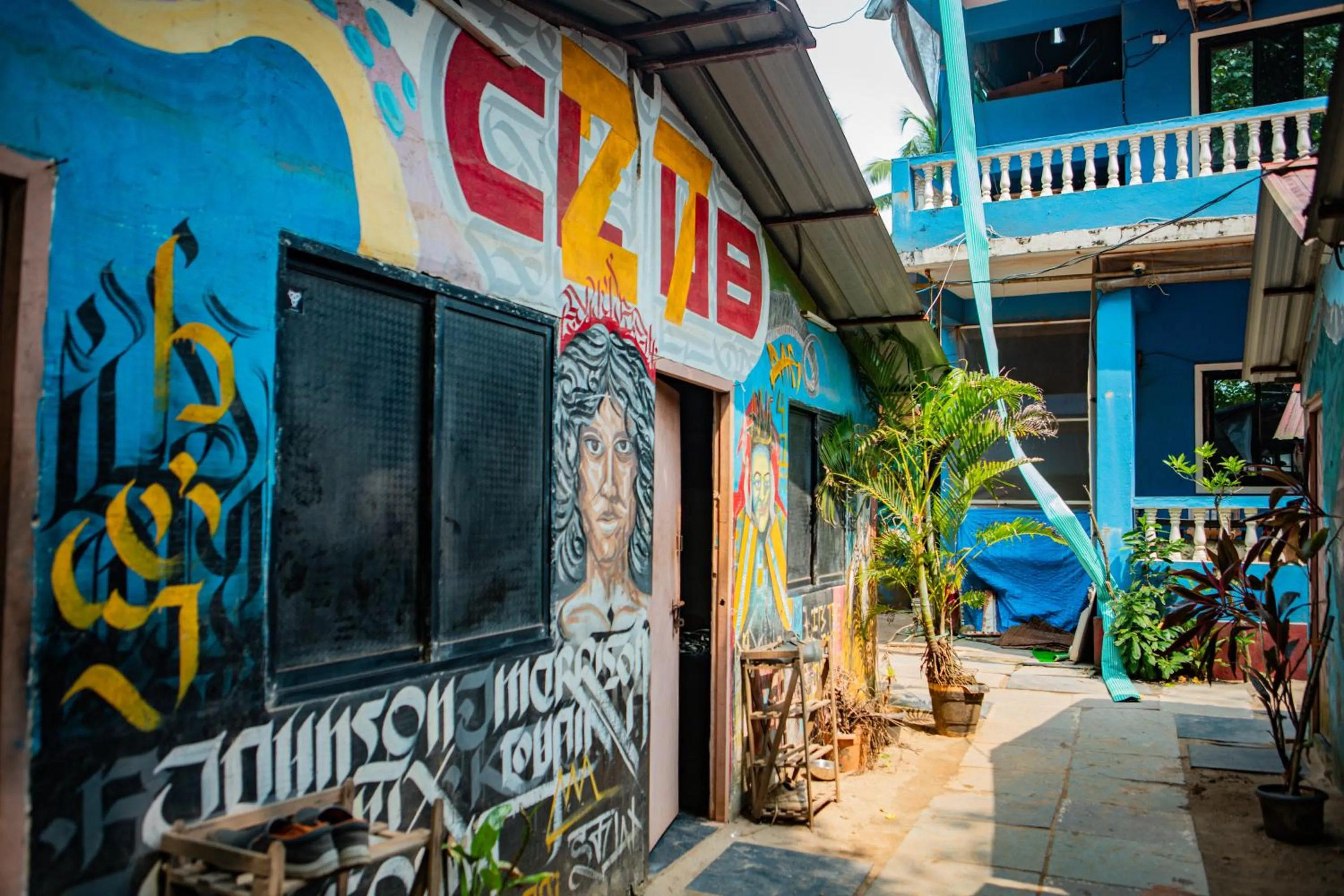 12 Monks - Beachfront Hostel