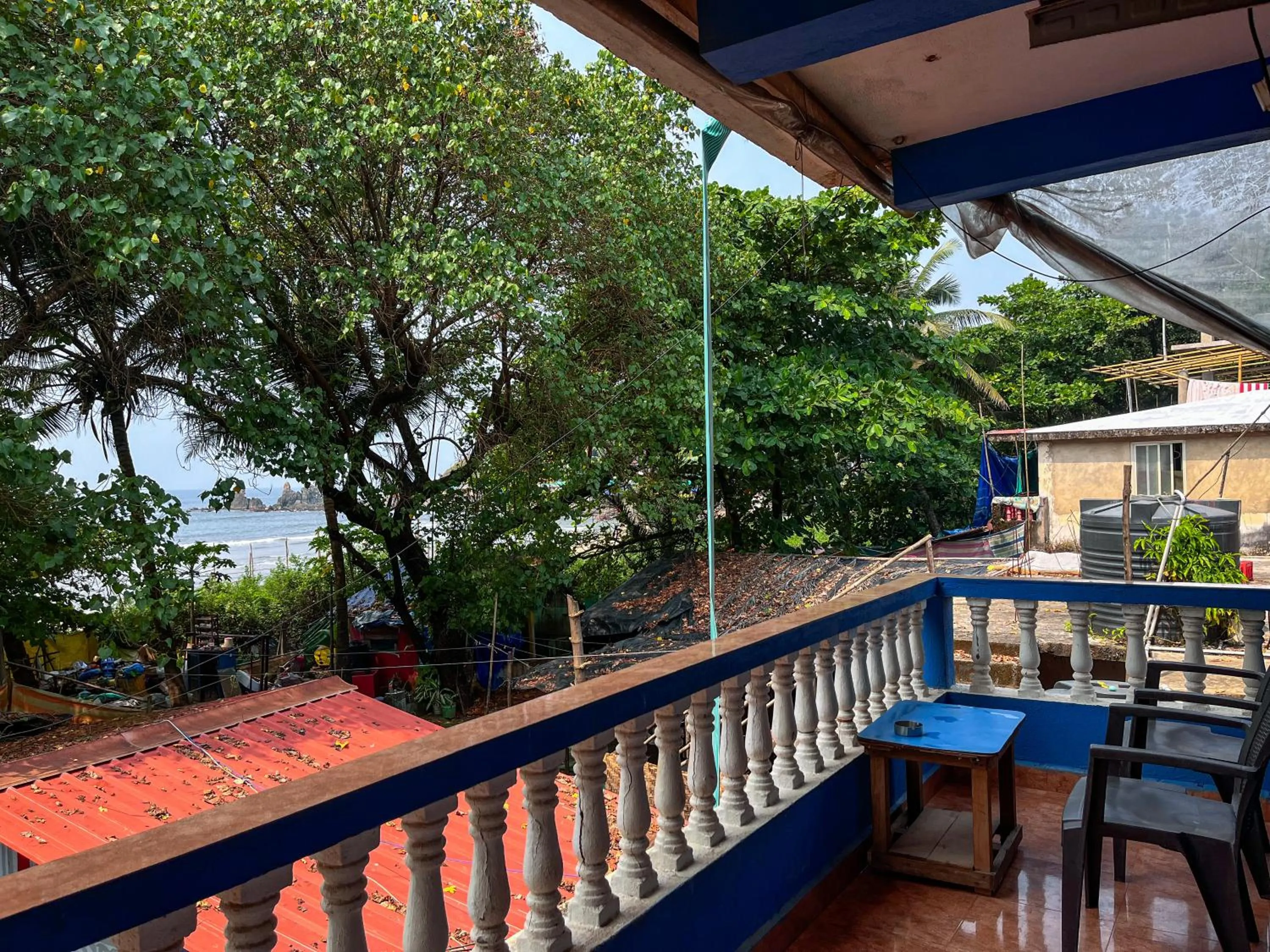 12 Monks - Beachfront Hostel