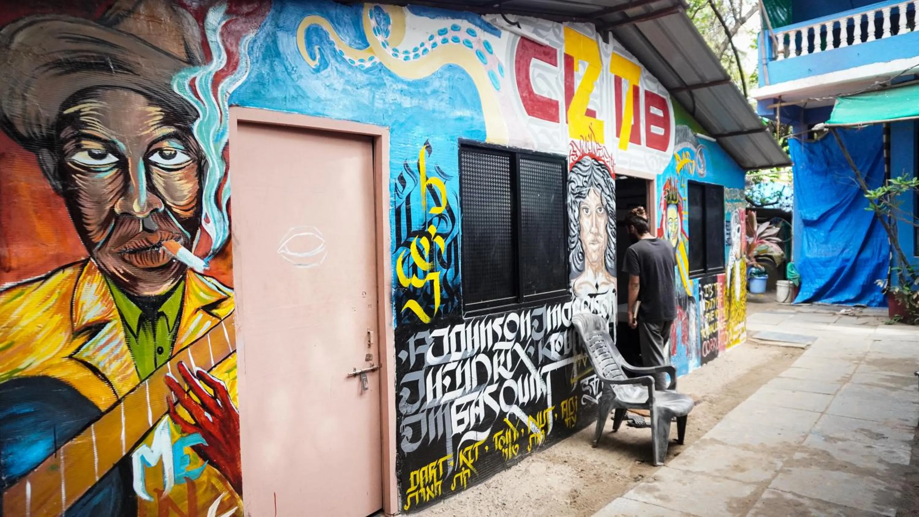 12 Monks - Beachfront Hostel