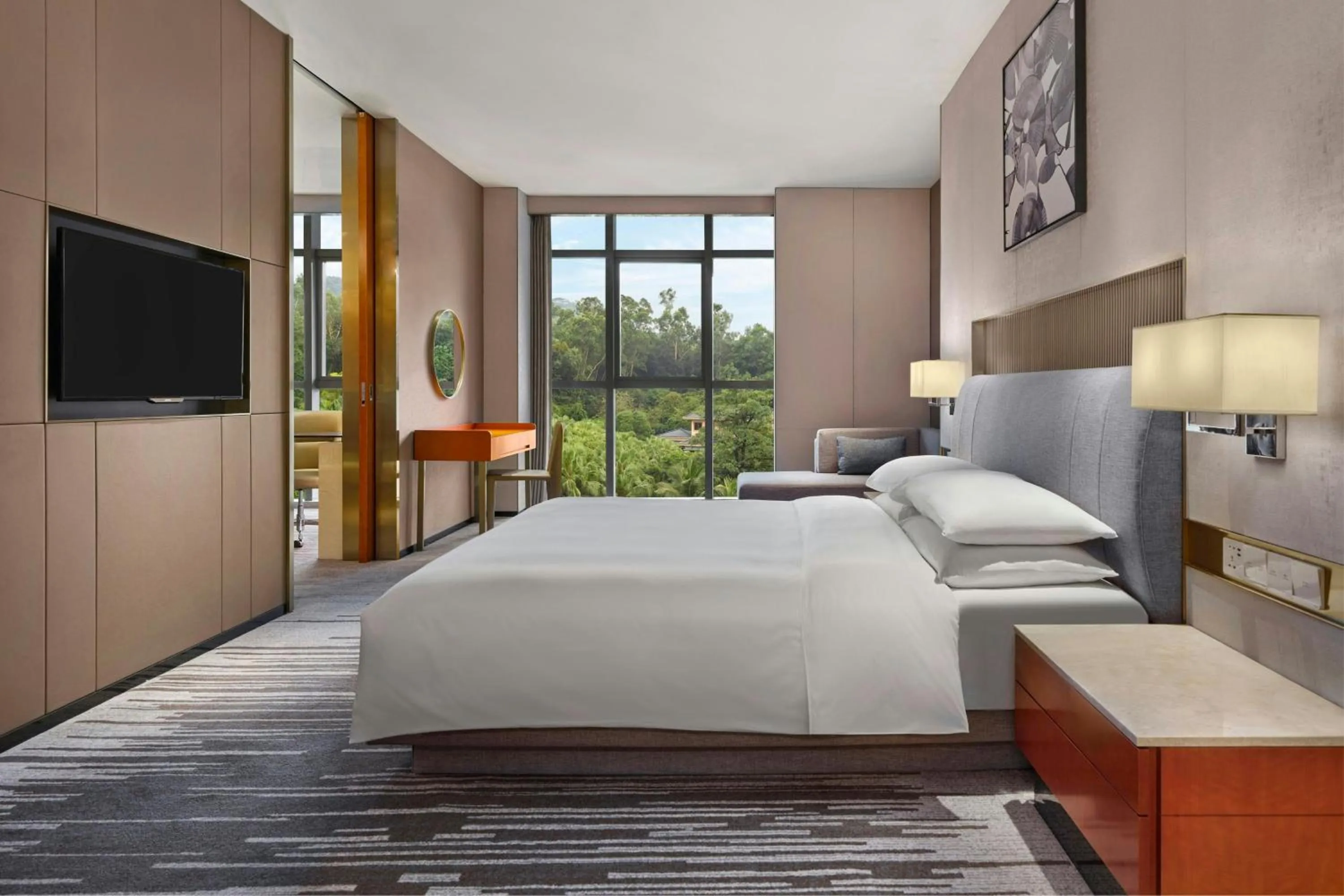 Photo of the whole room, Bed in Dongguan Marriott Hotel