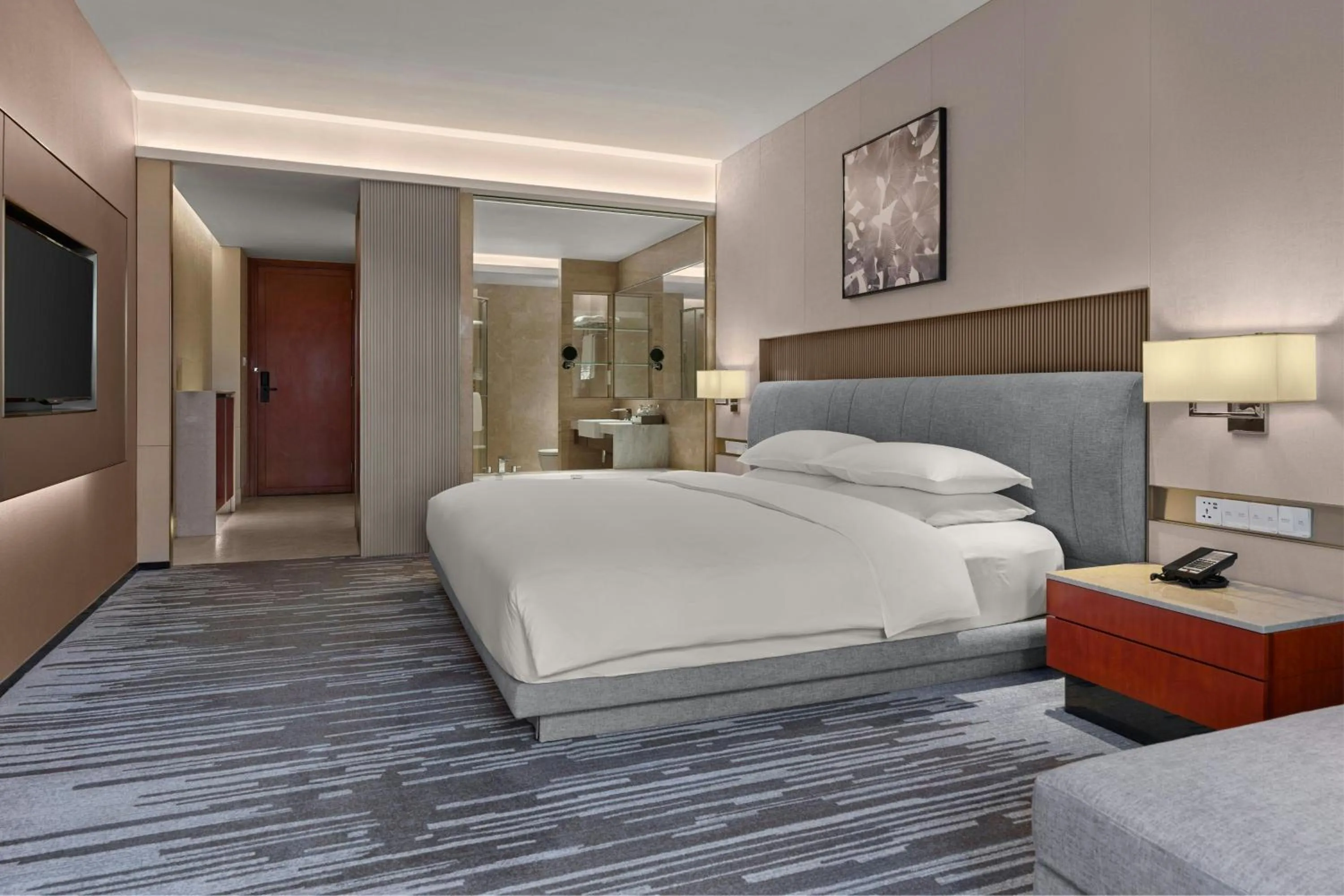 Photo of the whole room, Bed in Dongguan Marriott Hotel