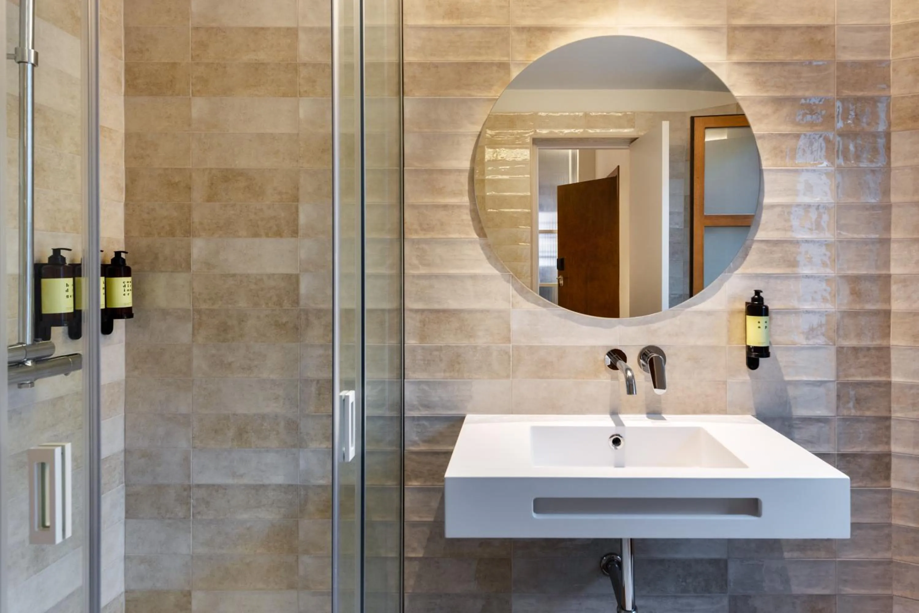 Shower in Coeo Fresca Roof Garden Signature Apartments