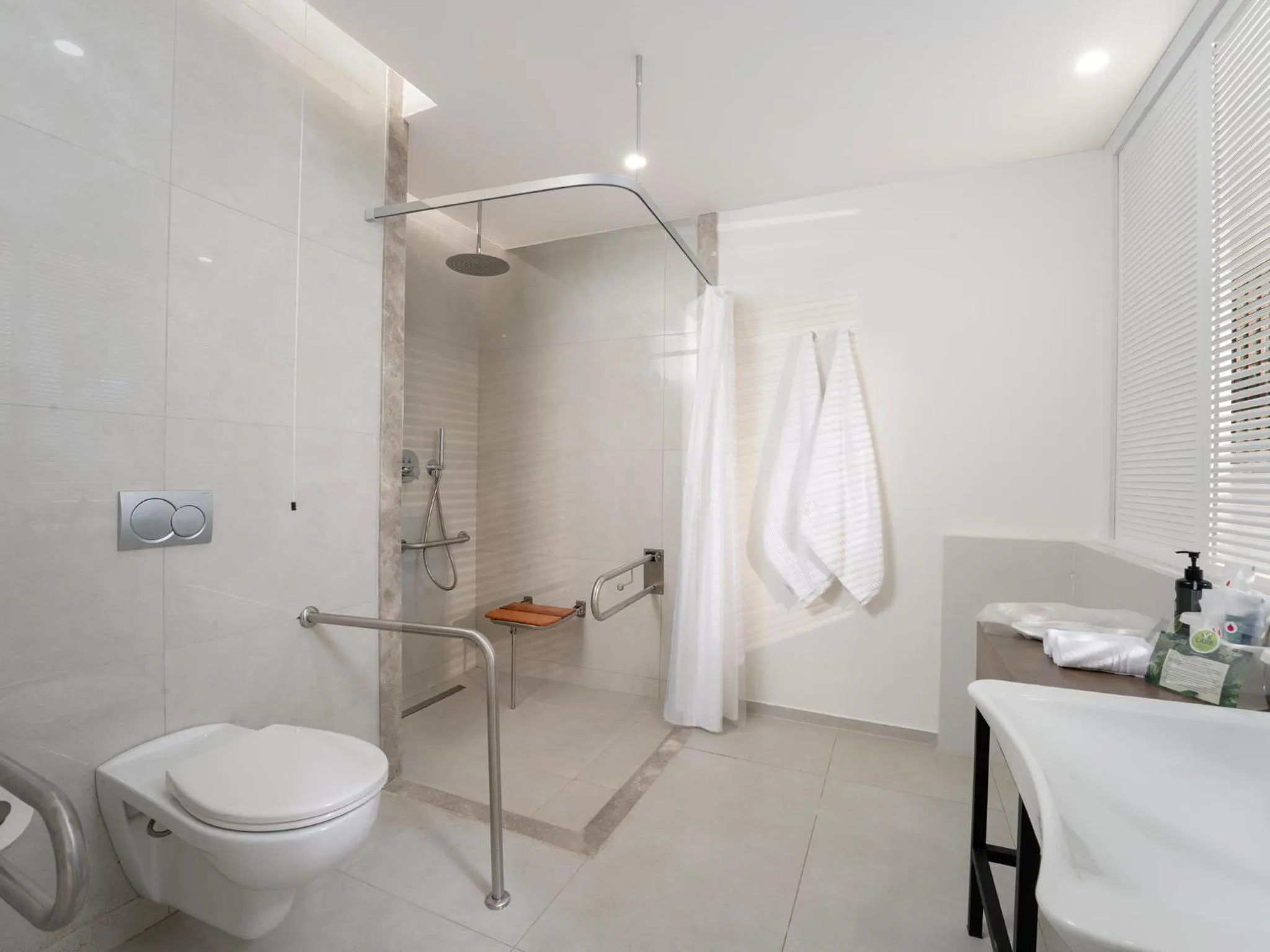 Shower in Anda Barut Collection - Ultra All Inclusive