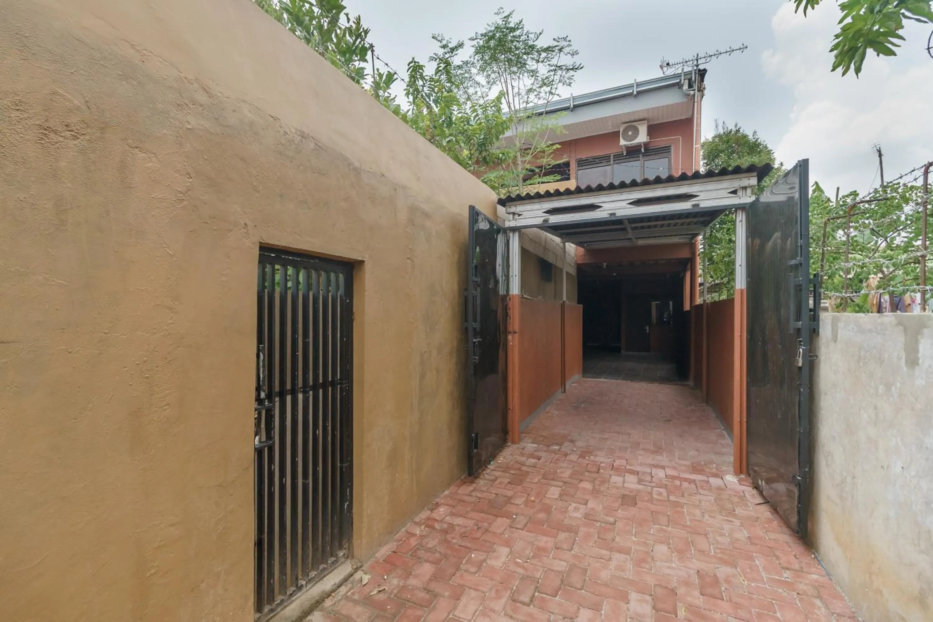 Property building in RedDoorz Syariah near Siloam Hospitals Bulak Kapal