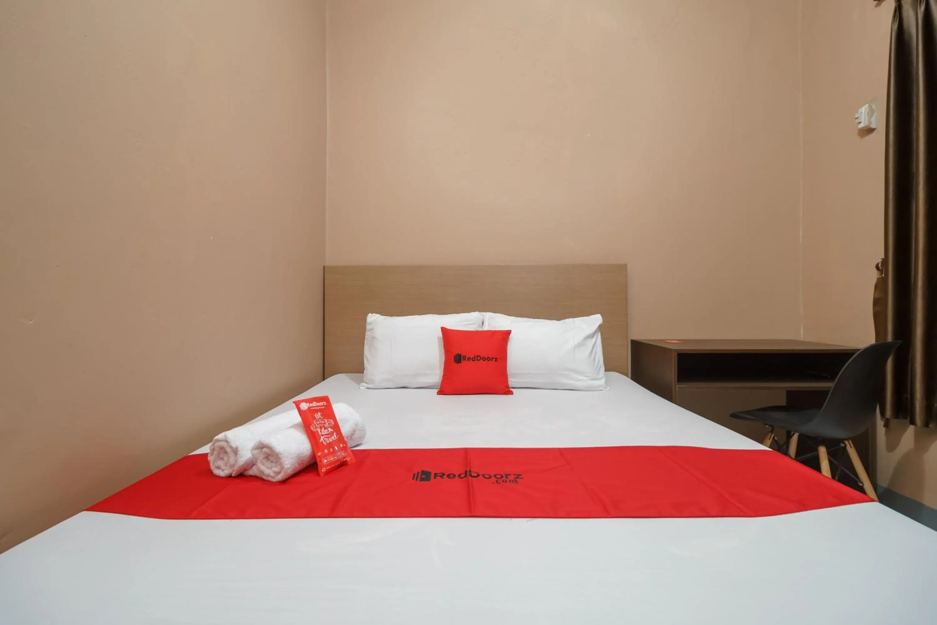 Bedroom, Bed in RedDoorz Syariah near Siloam Hospitals Bulak Kapal