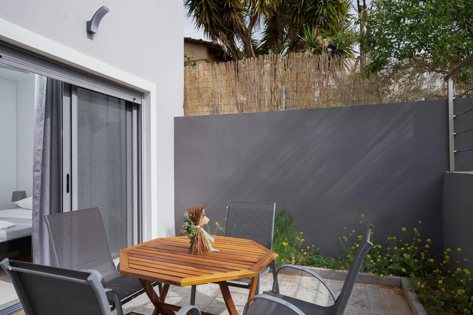 Patio in MTC-AN Apartment by the sea and Airport