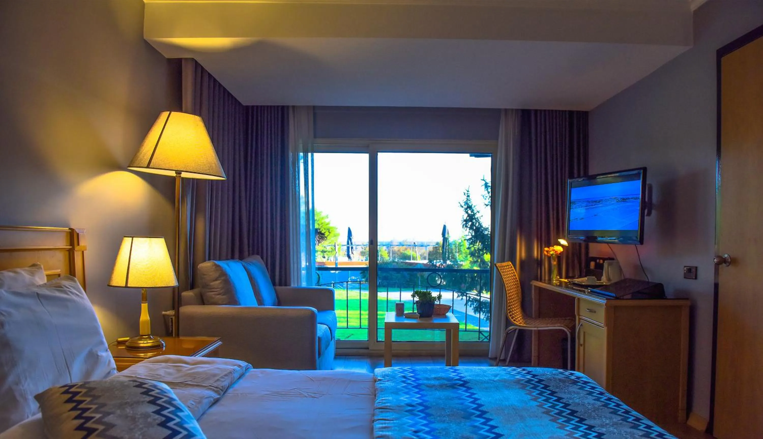 Bed in Denizatı Plus Hotel