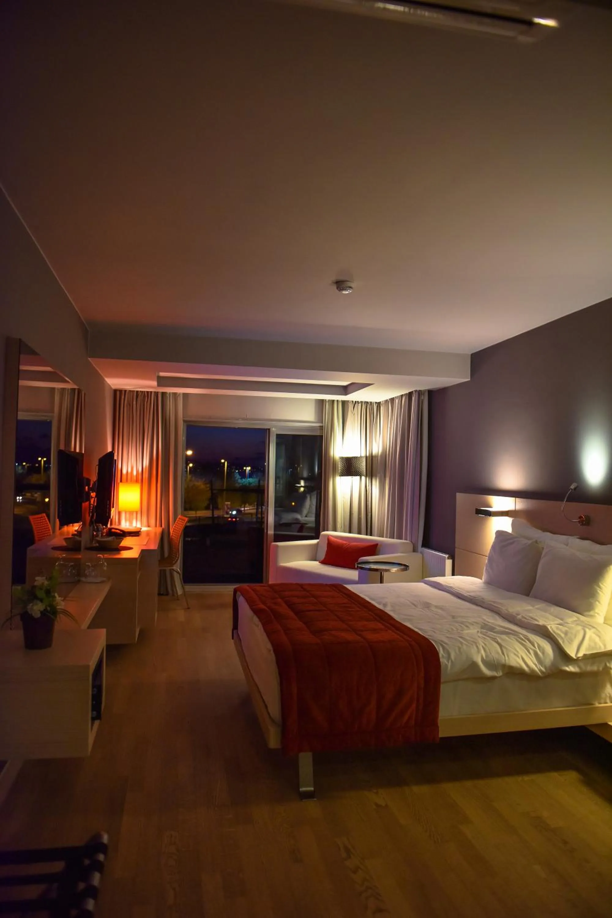 Bed in Denizatı Plus Hotel