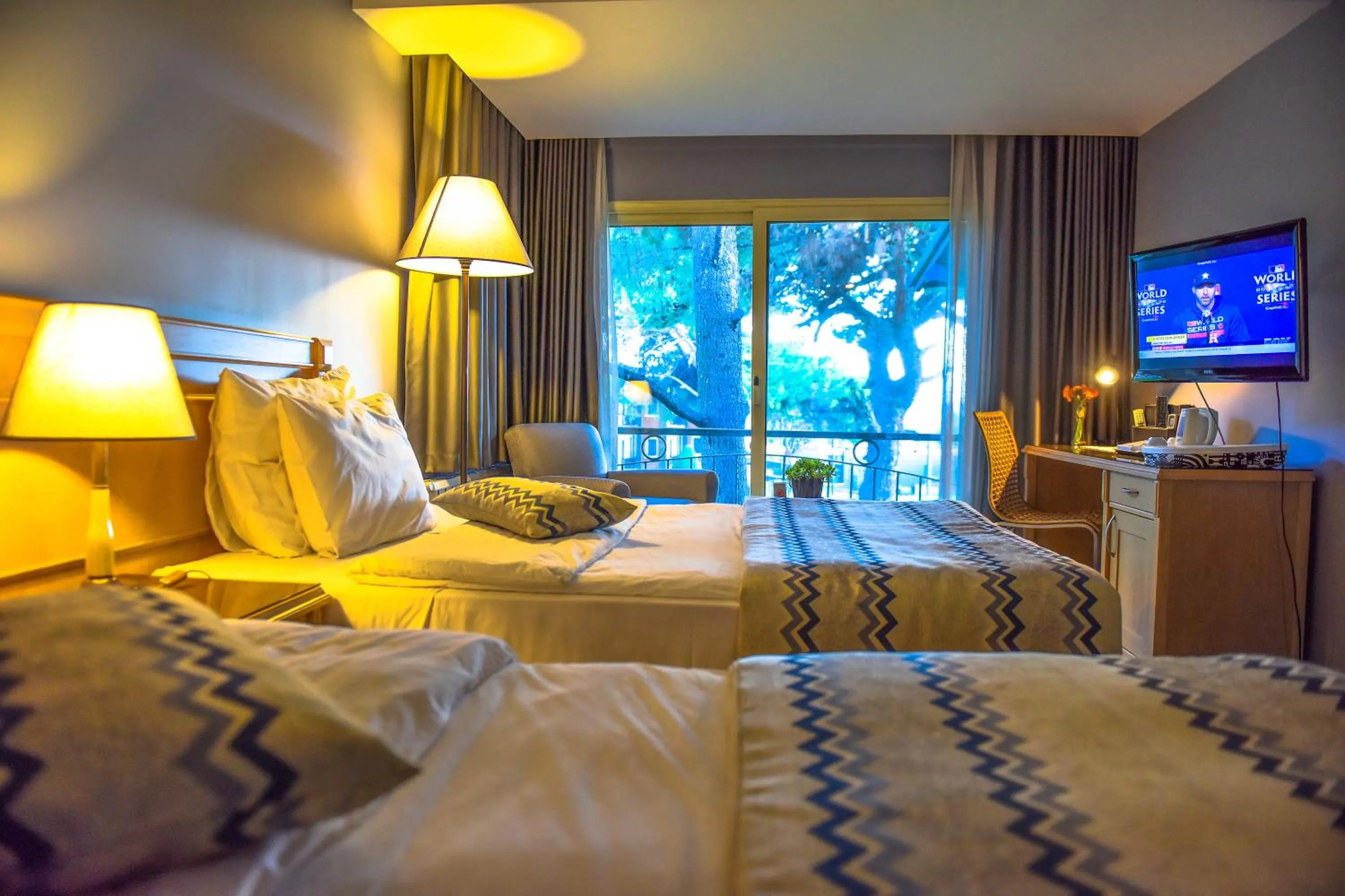 Bed in Denizatı Plus Hotel