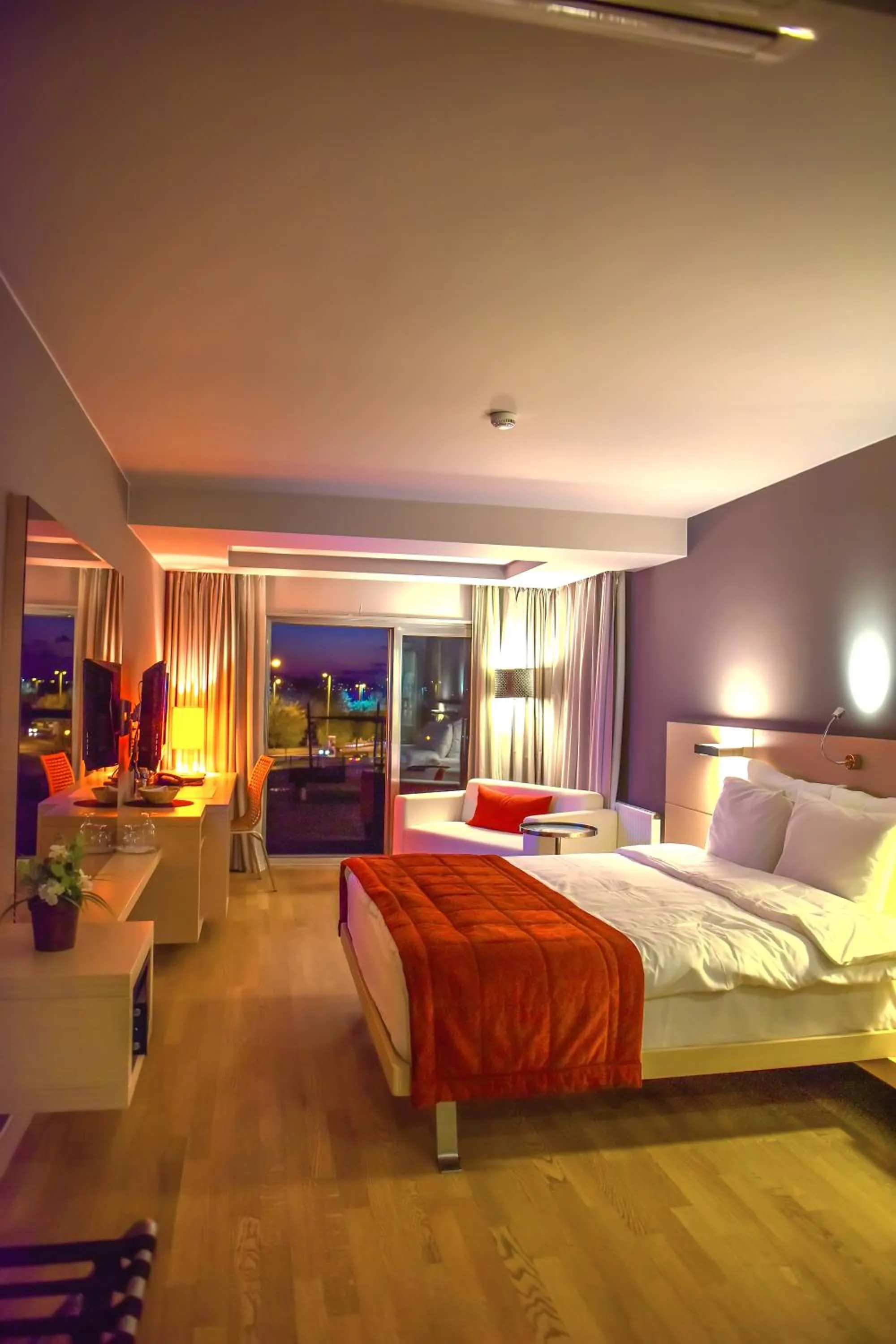 Bed in Denizatı Plus Hotel