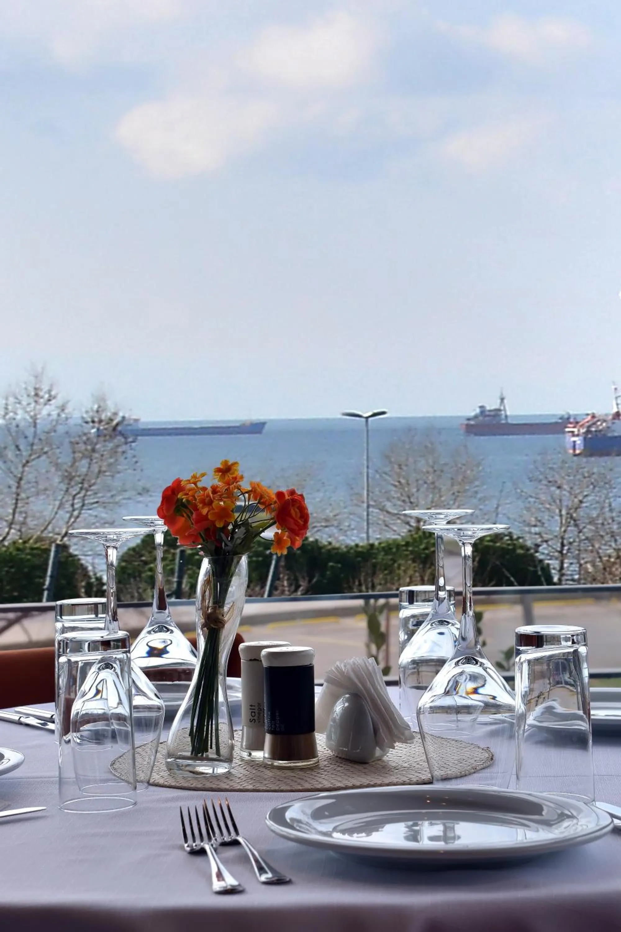 Restaurant/places to eat in Denizatı Plus Hotel