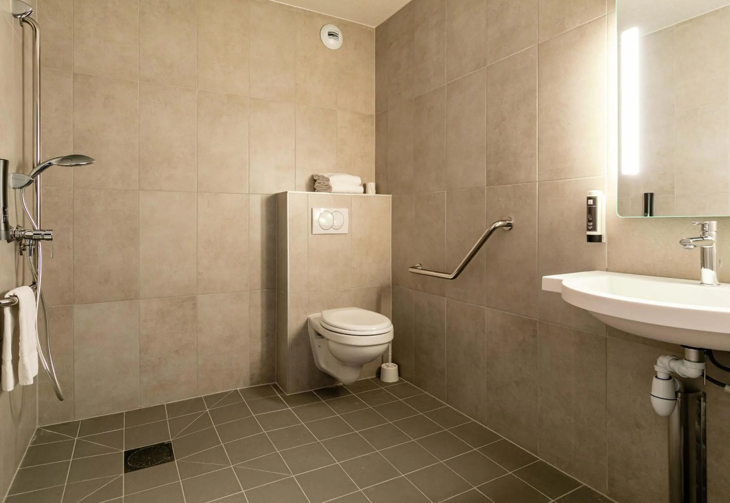 Bathroom in B&B HOTEL Sélestat Centre-Alsace